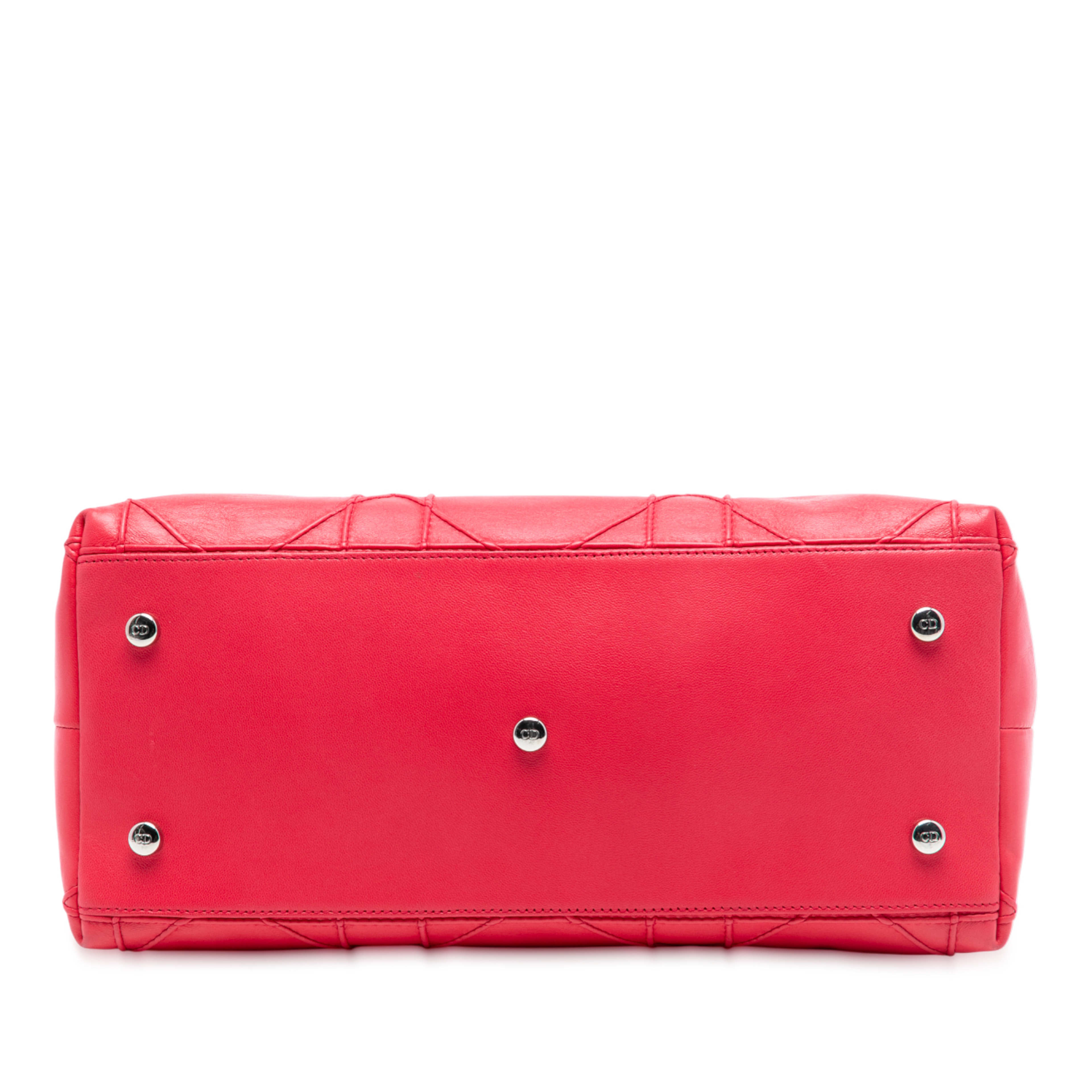 Dior Medium Lambskin Cannage Polochon Granville Satchel, från Luxclusif, i färgen red. Klicka för att öppna bilden i stort format