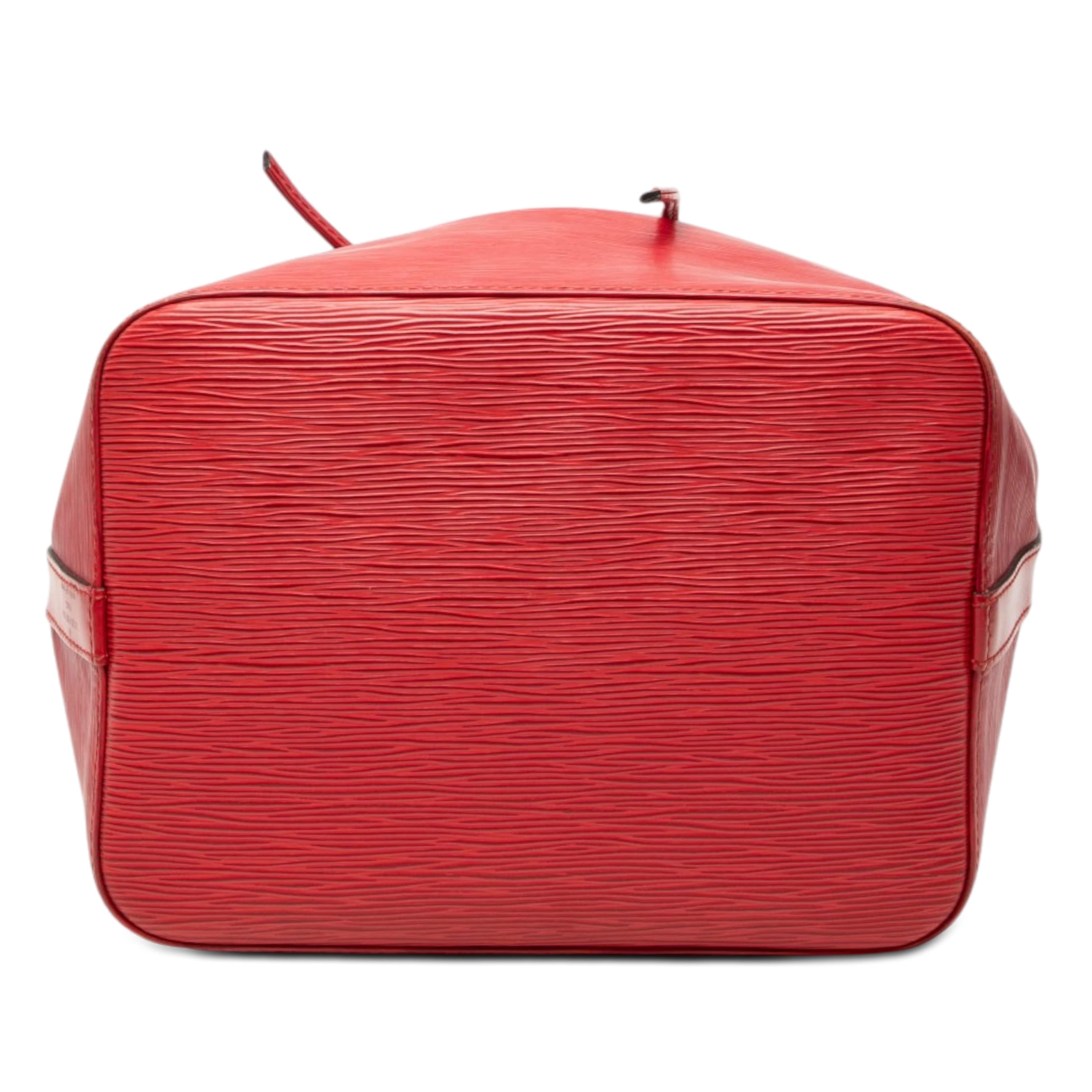 Louis Vuitton Epi Petit Noe, från Luxclusif, i färgen röd. Klicka för att öppna bilden i stort format