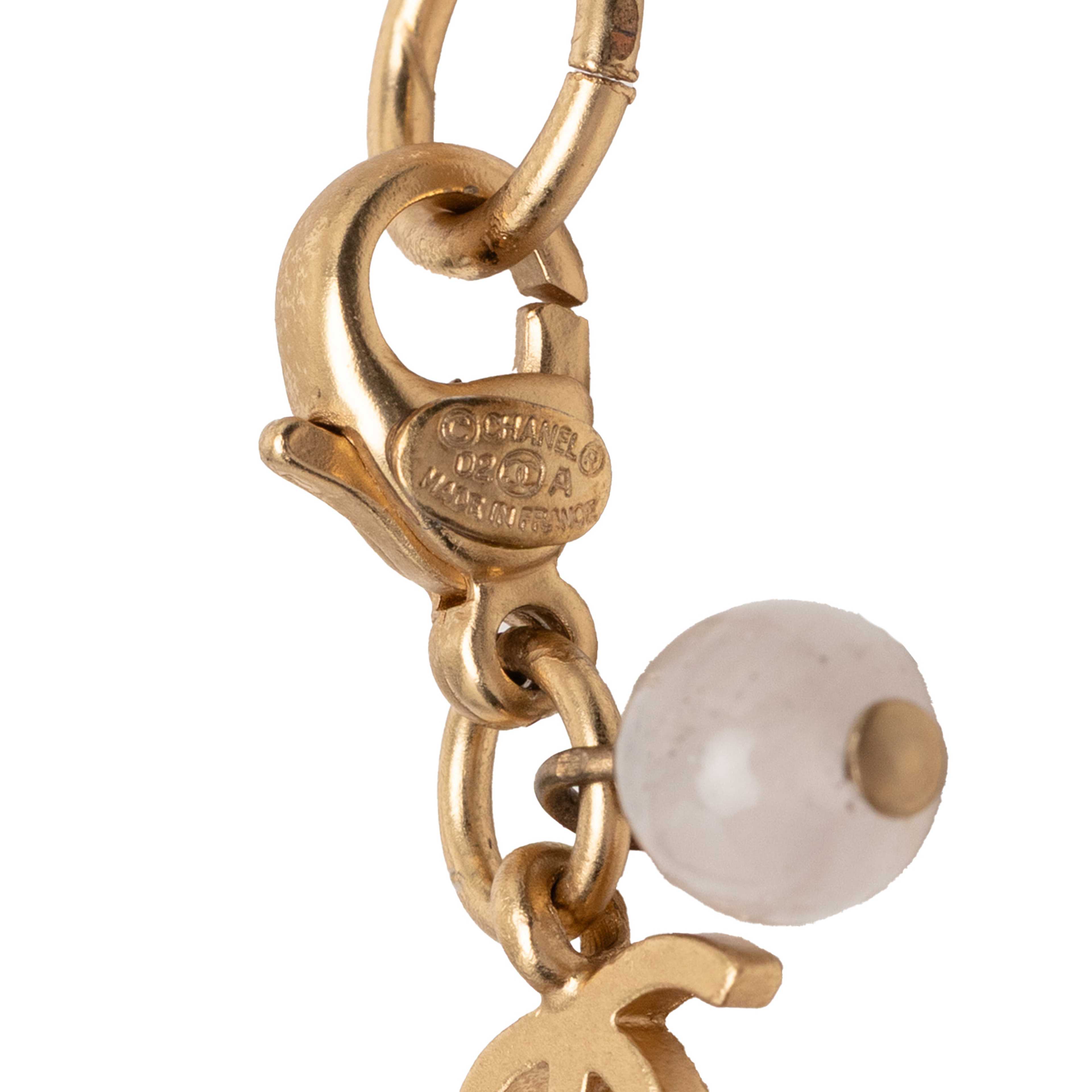 Chanel Gold Plated Cc Faux Pearl Bracelet, från Luxclusif, i färgen gold. Klicka för att öppna bilden i stort format