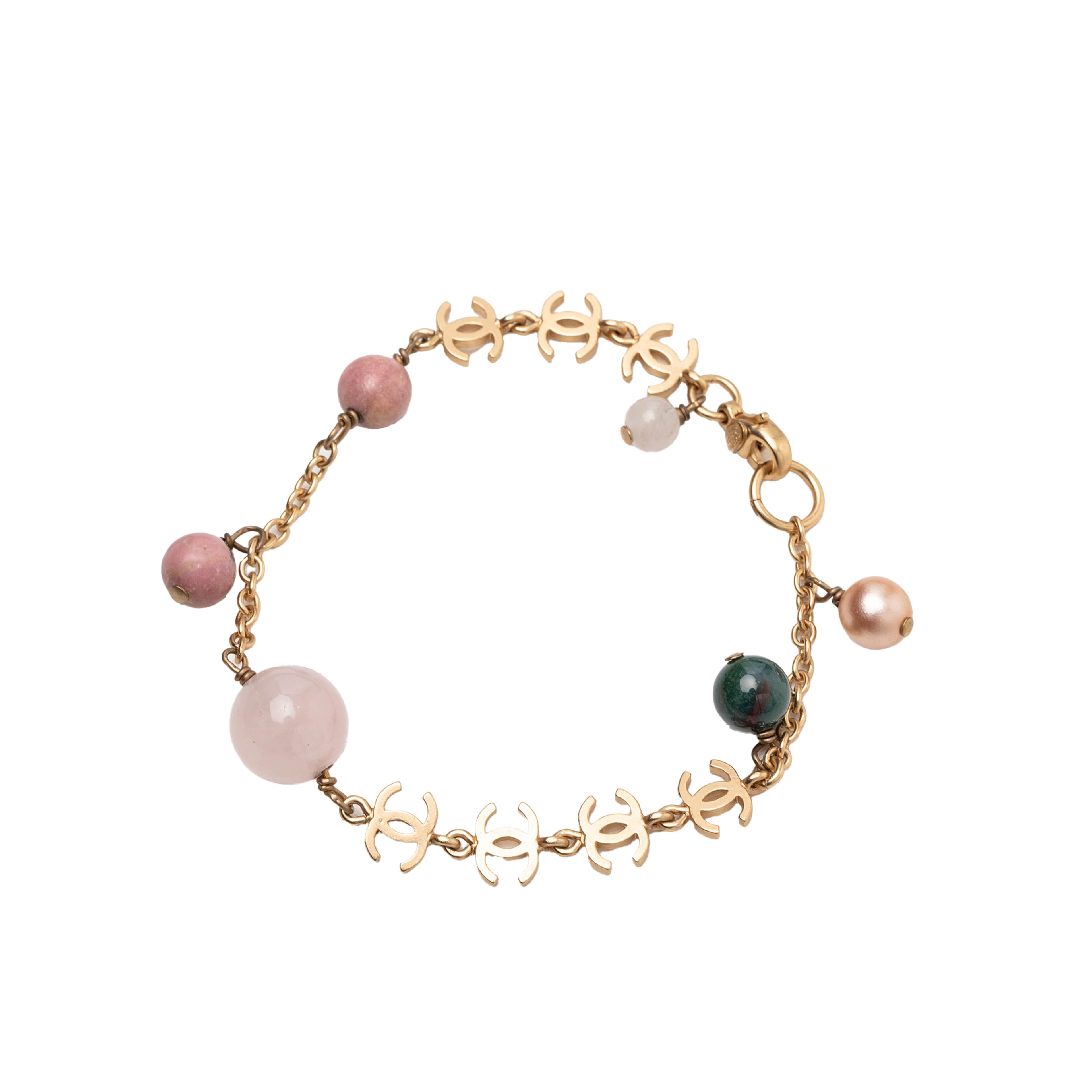 Chanel Gold Plated Cc Faux Pearl Bracelet, från Luxclusif, i färgen gold. Klicka för att öppna bilden i stort format