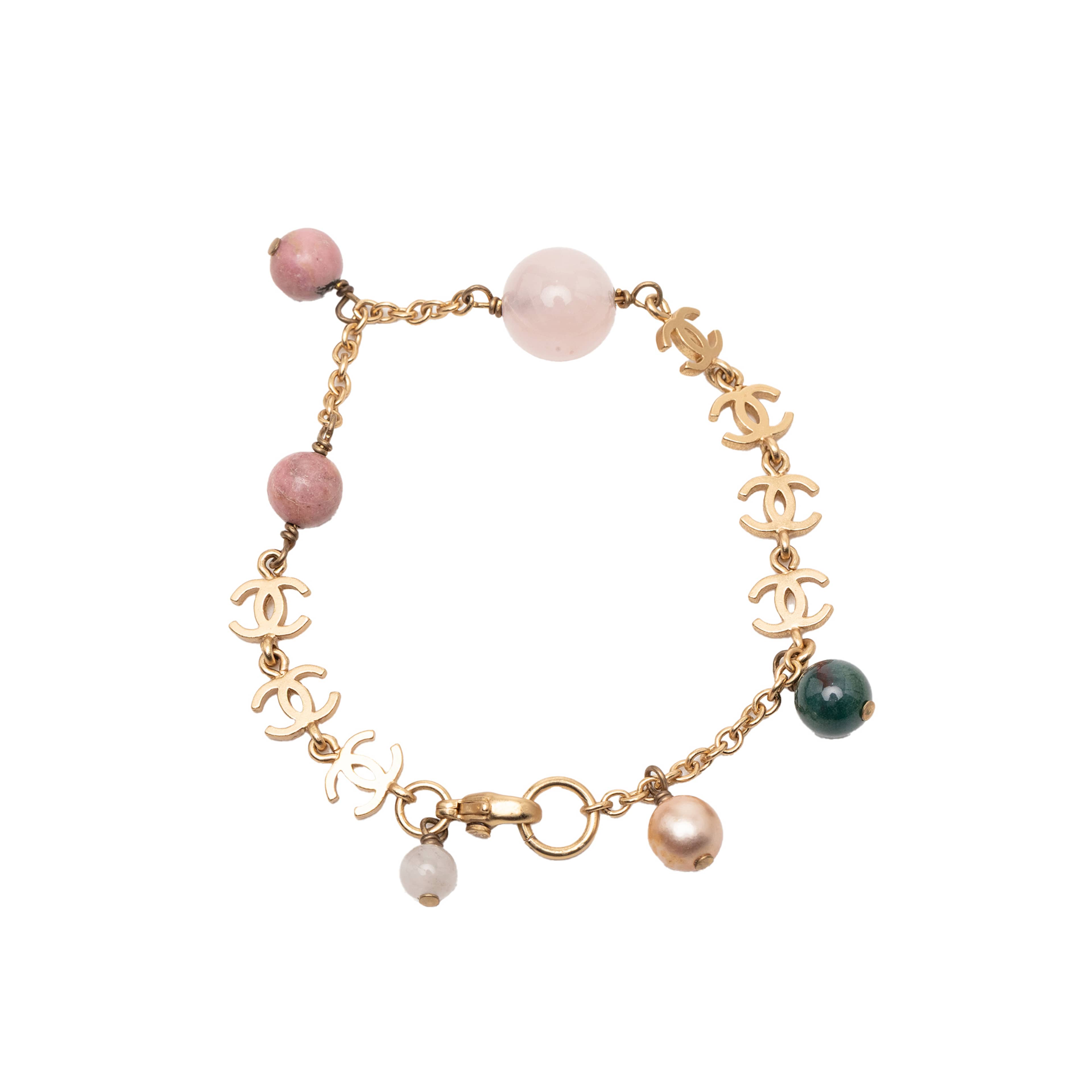Chanel Gold Plated Cc Faux Pearl Bracelet, från Luxclusif, i färgen gold. Klicka för att öppna bilden i stort format
