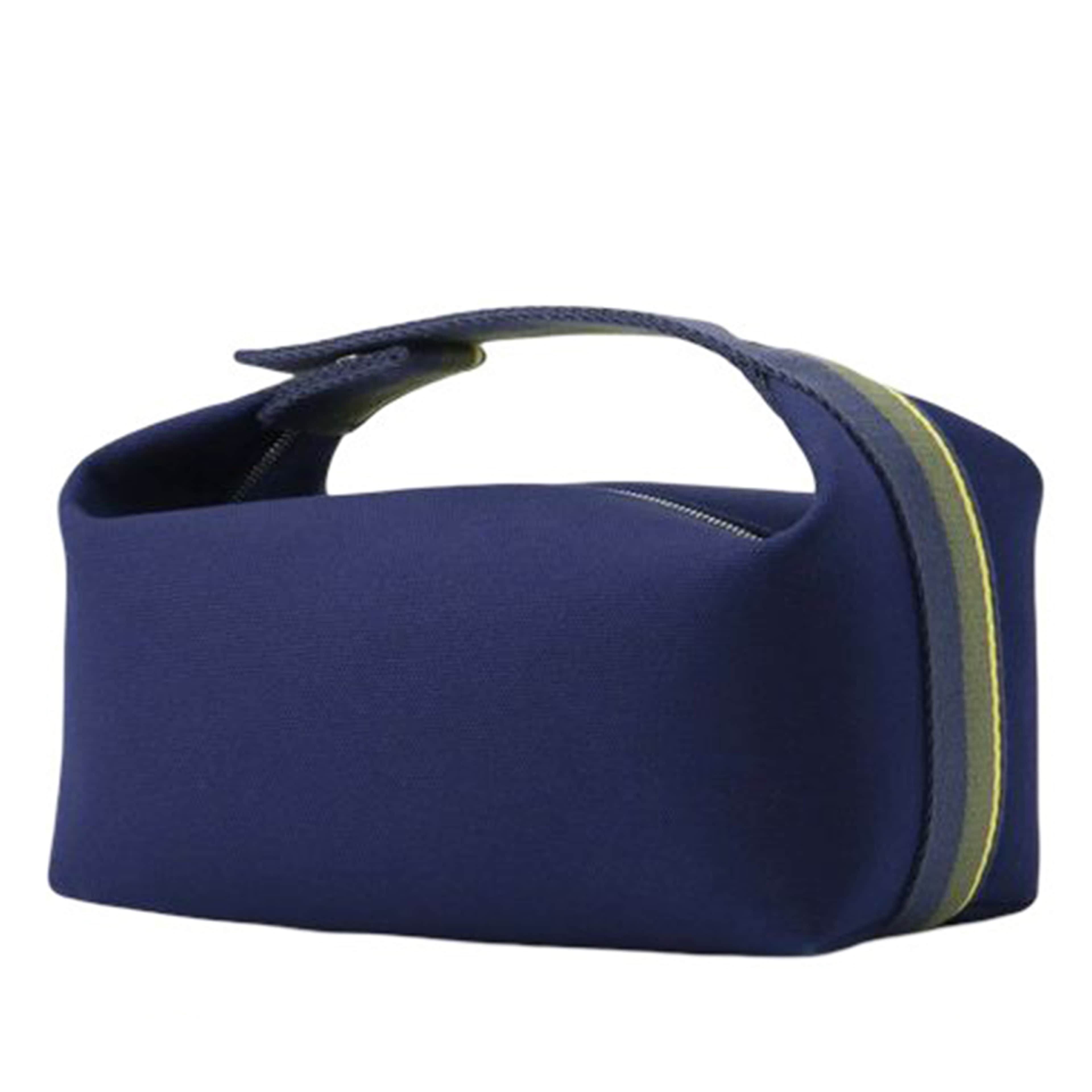 Hermès Small Toile Bride A Brac H Pavillon Case, från Luxclusif, i färgen navy. Klicka för att öppna bilden i stort format