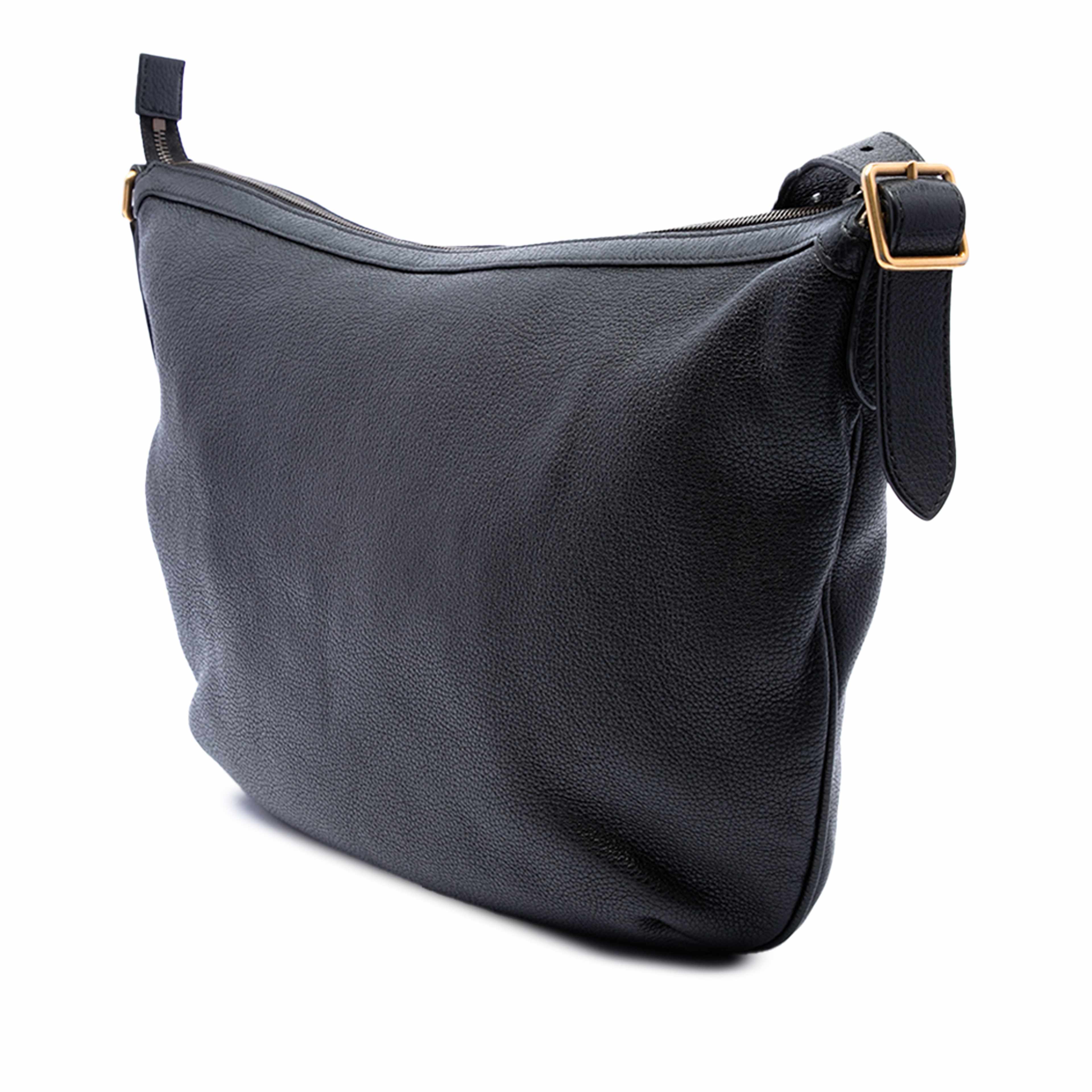 Gucci Grained Calfskin Logo Half Moon Crossbody, från Luxclusif, i färgen svart. Klicka för att öppna bilden i stort format