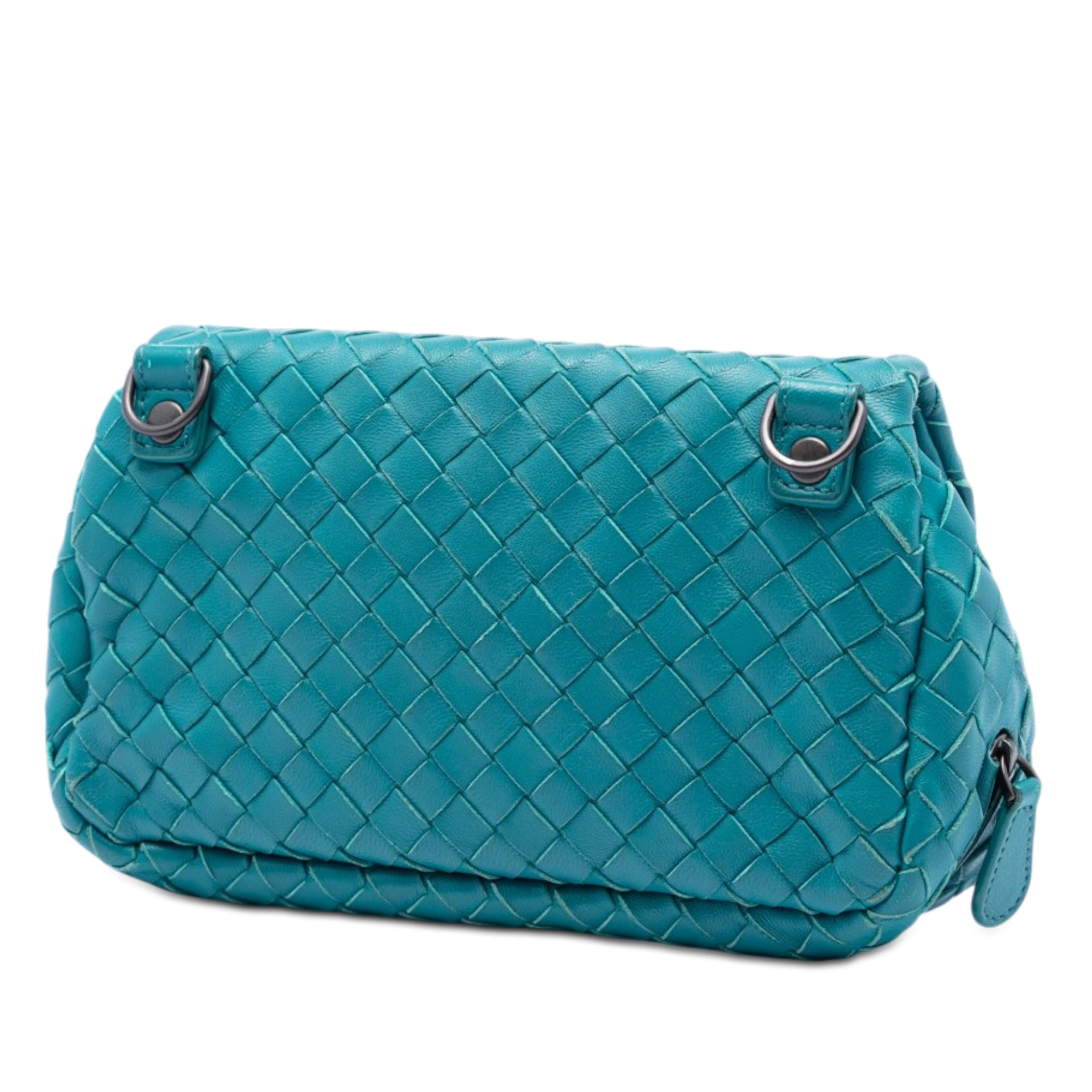 Bottega Veneta Mini Nappa Intrecciato Expandable Chain Crossbody, från Luxclusif, i färgen turquoise. Klicka för att öppna bilden i stort format