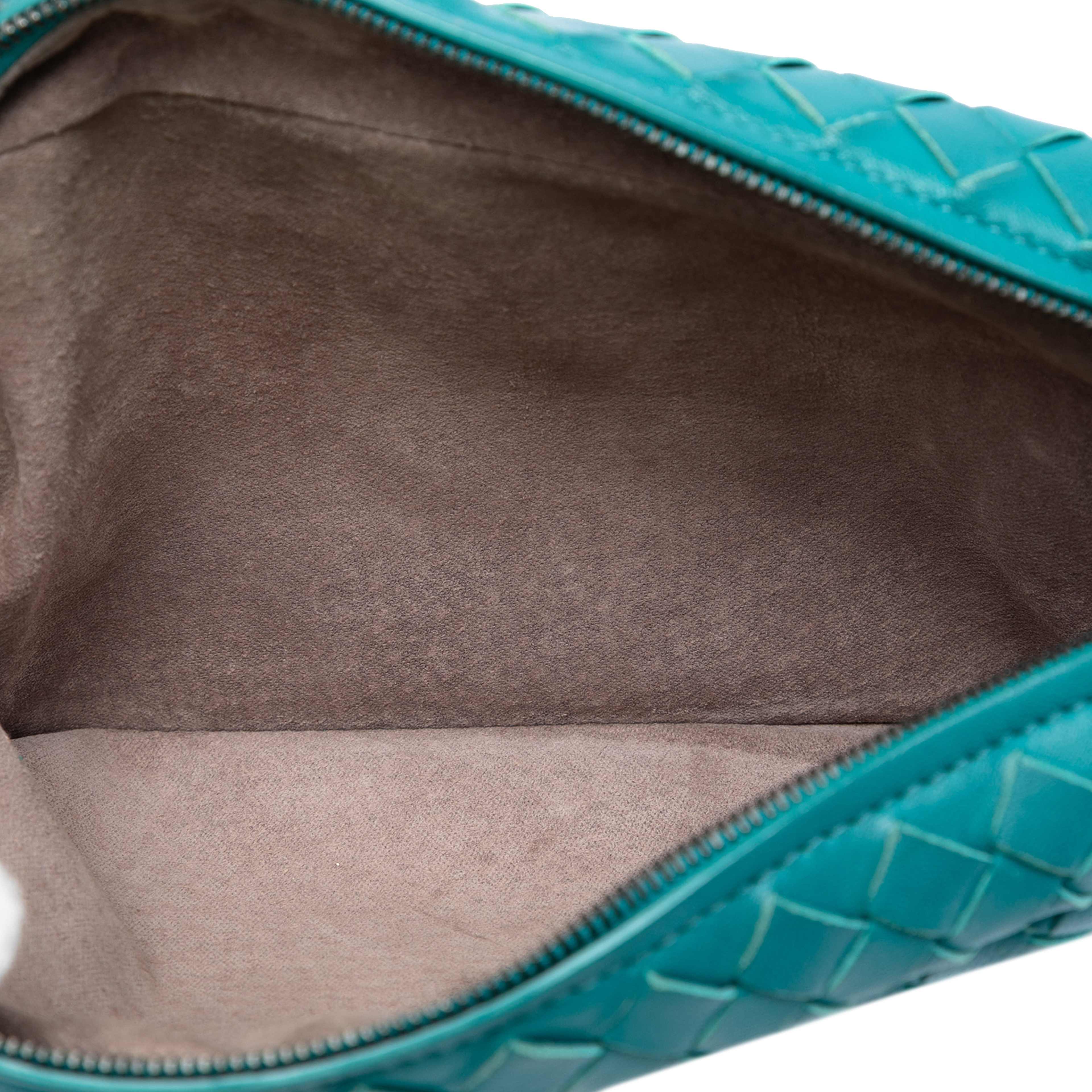 Bottega Veneta Mini Nappa Intrecciato Expandable Chain Crossbody, från Luxclusif, i färgen turquoise. Klicka för att öppna bilden i stort format
