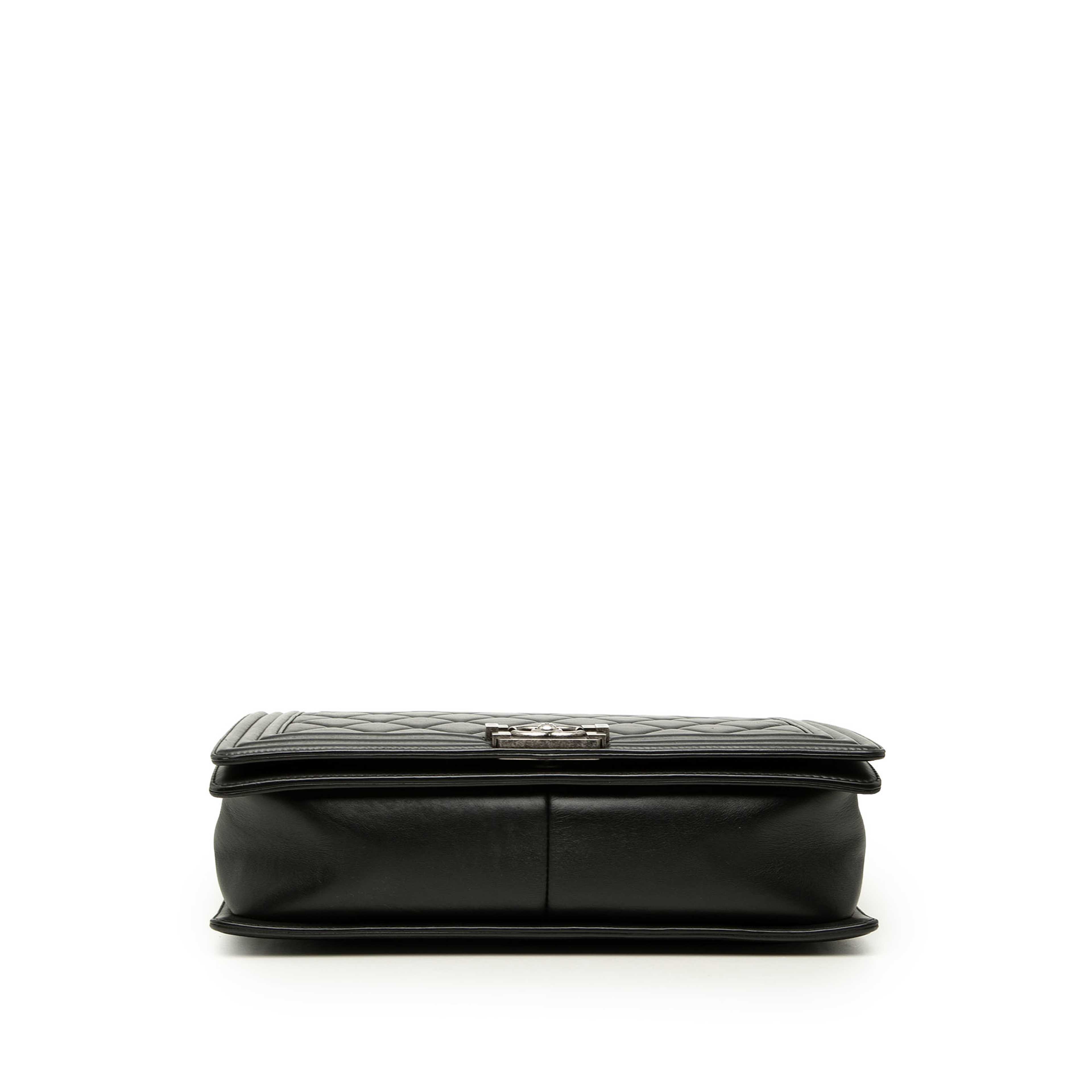 Chanel Large Quilted Lambskin Boy Flap, från Luxclusif, i färgen svart. Klicka för att öppna bilden i stort format