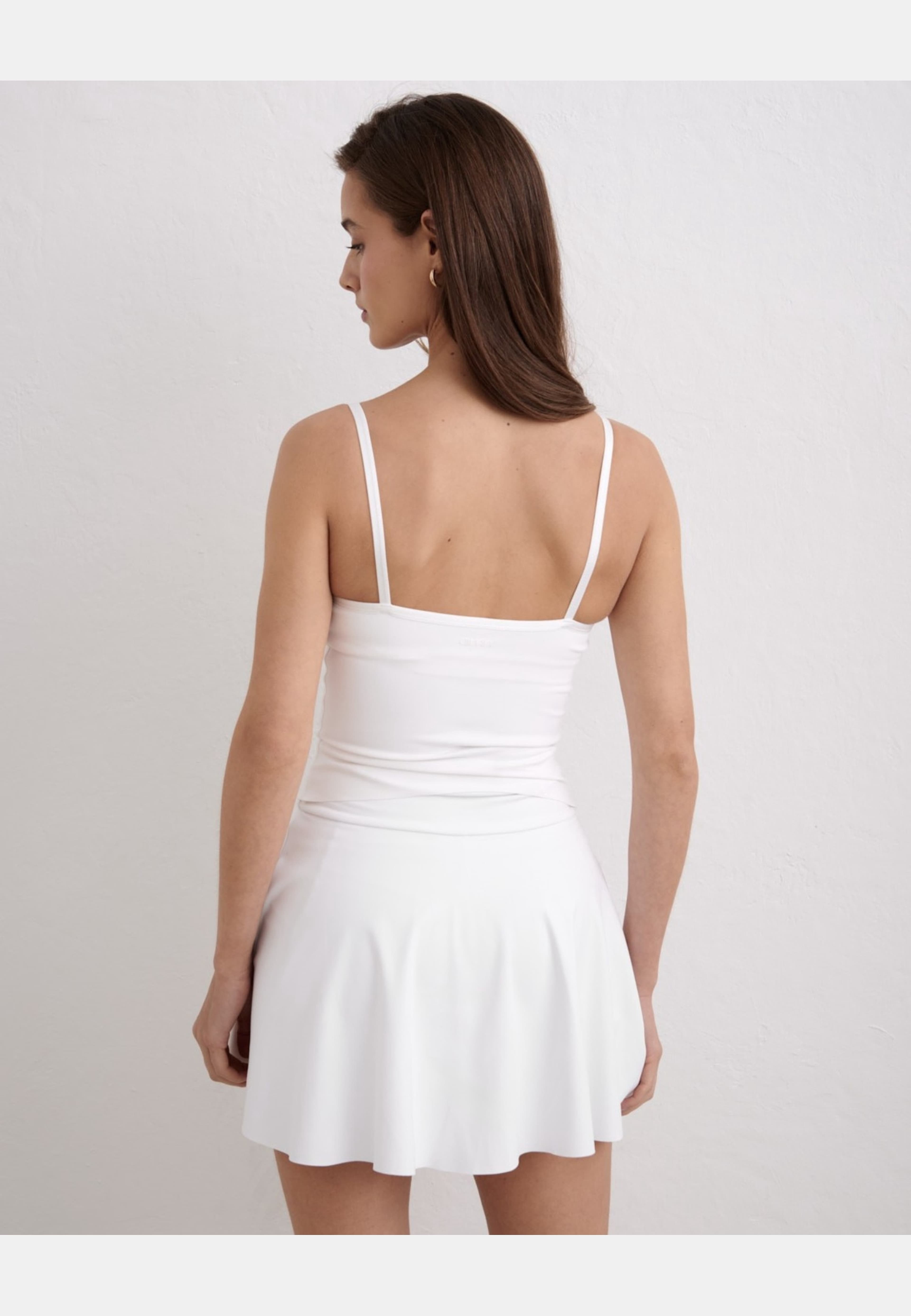 Sense Contour Singlet, från aim'n, i färgen white. Klicka för att öppna bilden i stort format