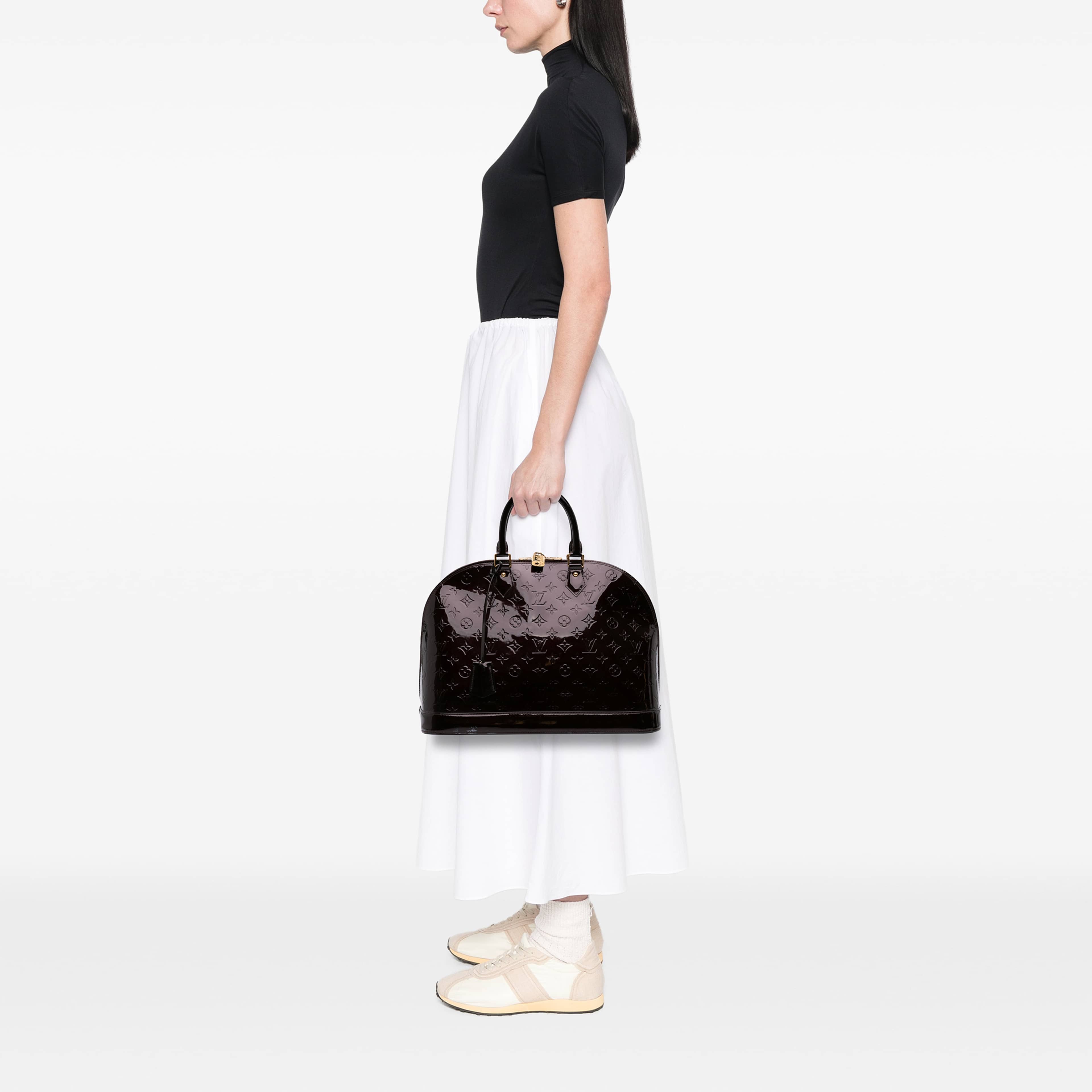Louis Vuitton Monogram Vernis Alma Gm, från Luxclusif, i färgen purpur. Klicka för att öppna bilden i stort format