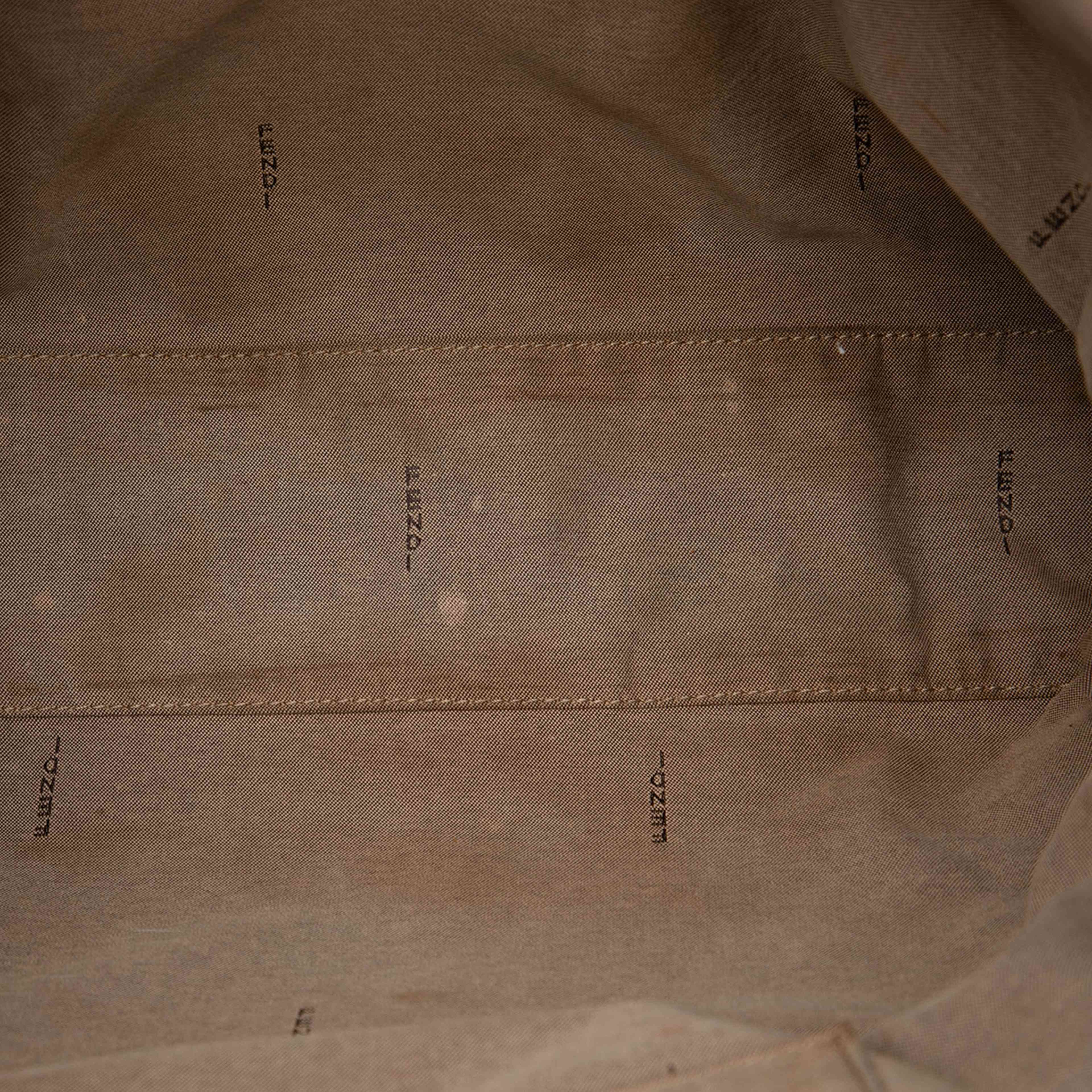 Fendi Zucchino Canvas Chef Shopping Tote, från Luxclusif, i färgen light brown. Klicka för att öppna bilden i stort format