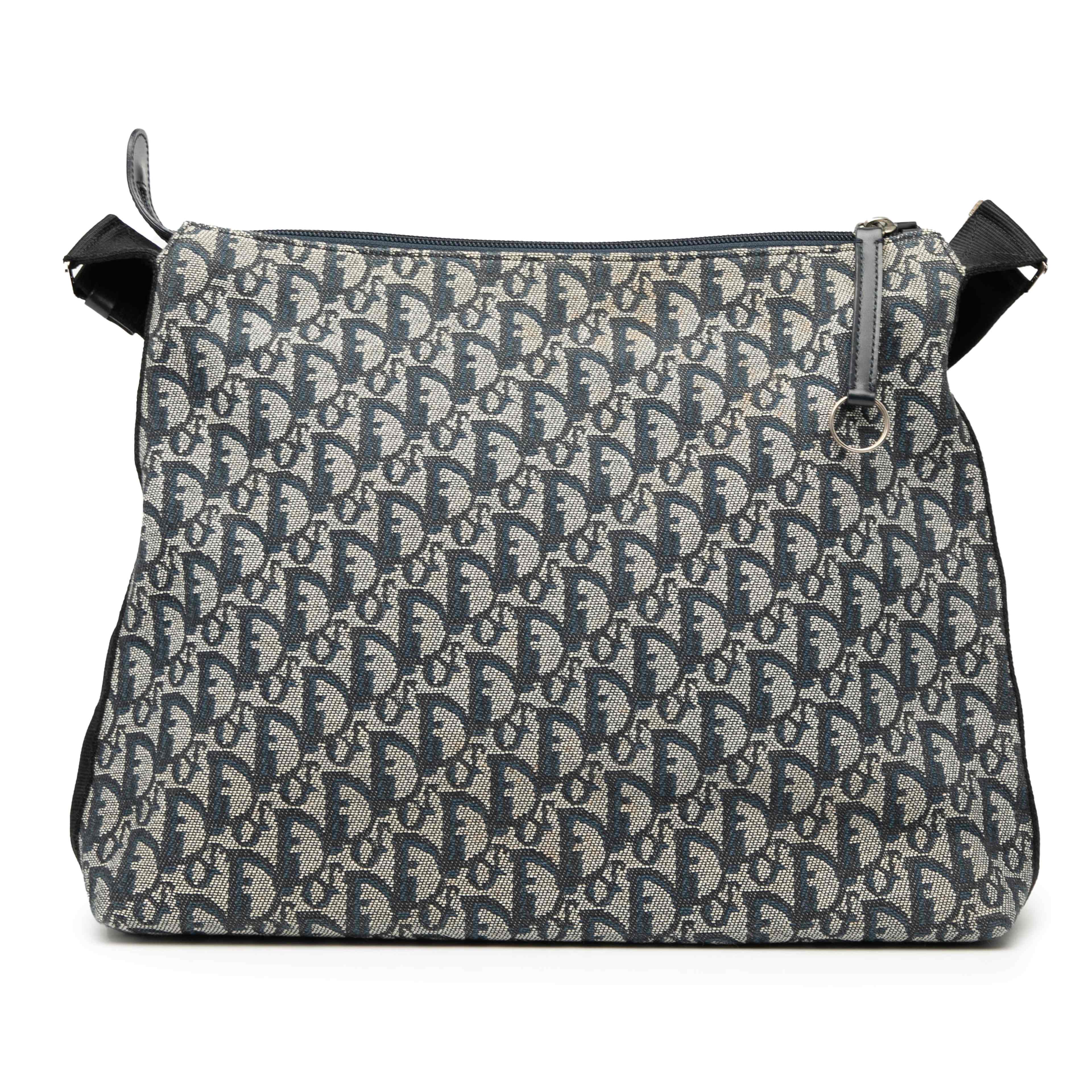 Dior Diorissimo Trotter Canvas Crossbody, från Luxclusif, i färgen navy. Klicka för att öppna bilden i stort format