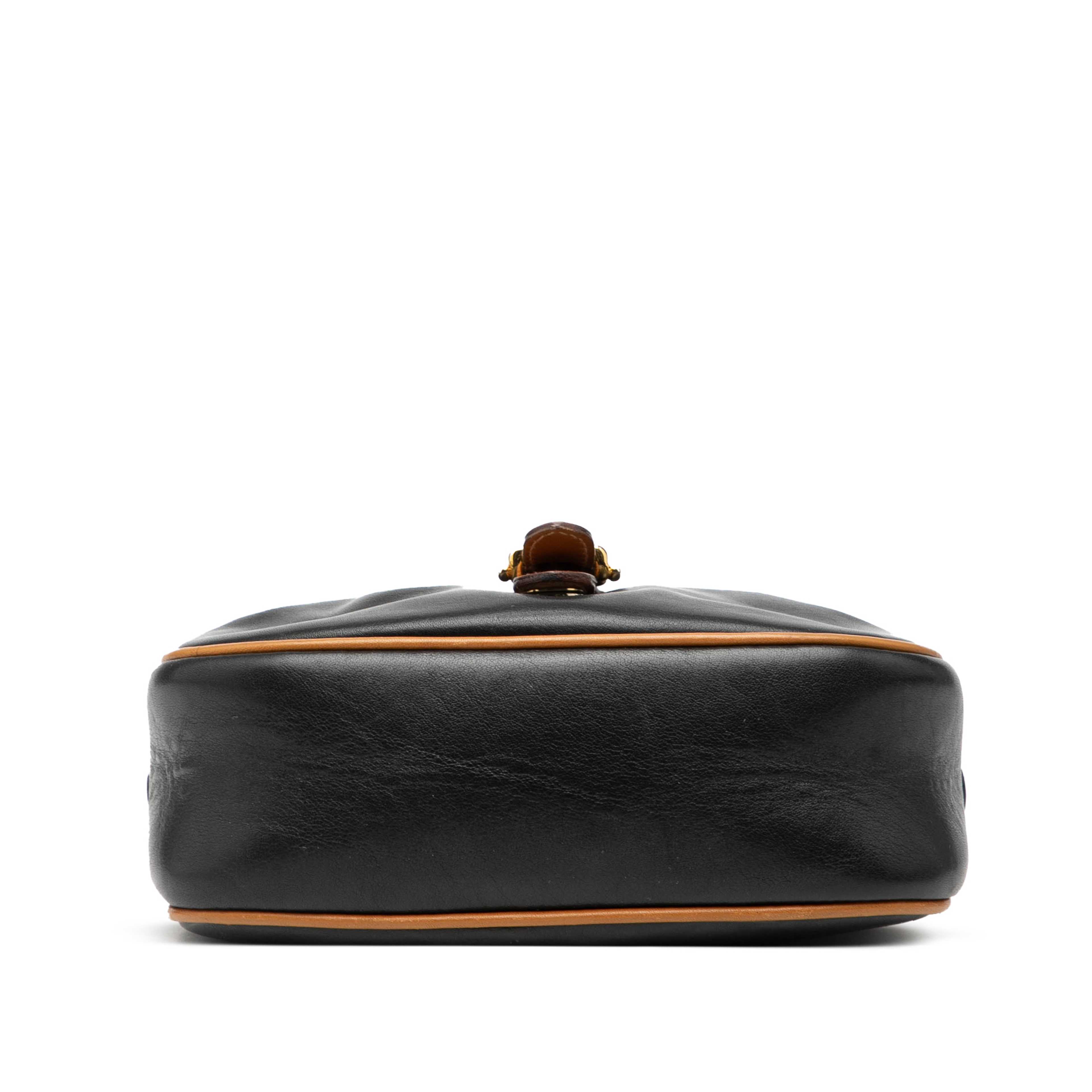 Celine Leather Crossbody, från Luxclusif, i färgen black. Klicka för att öppna bilden i stort format