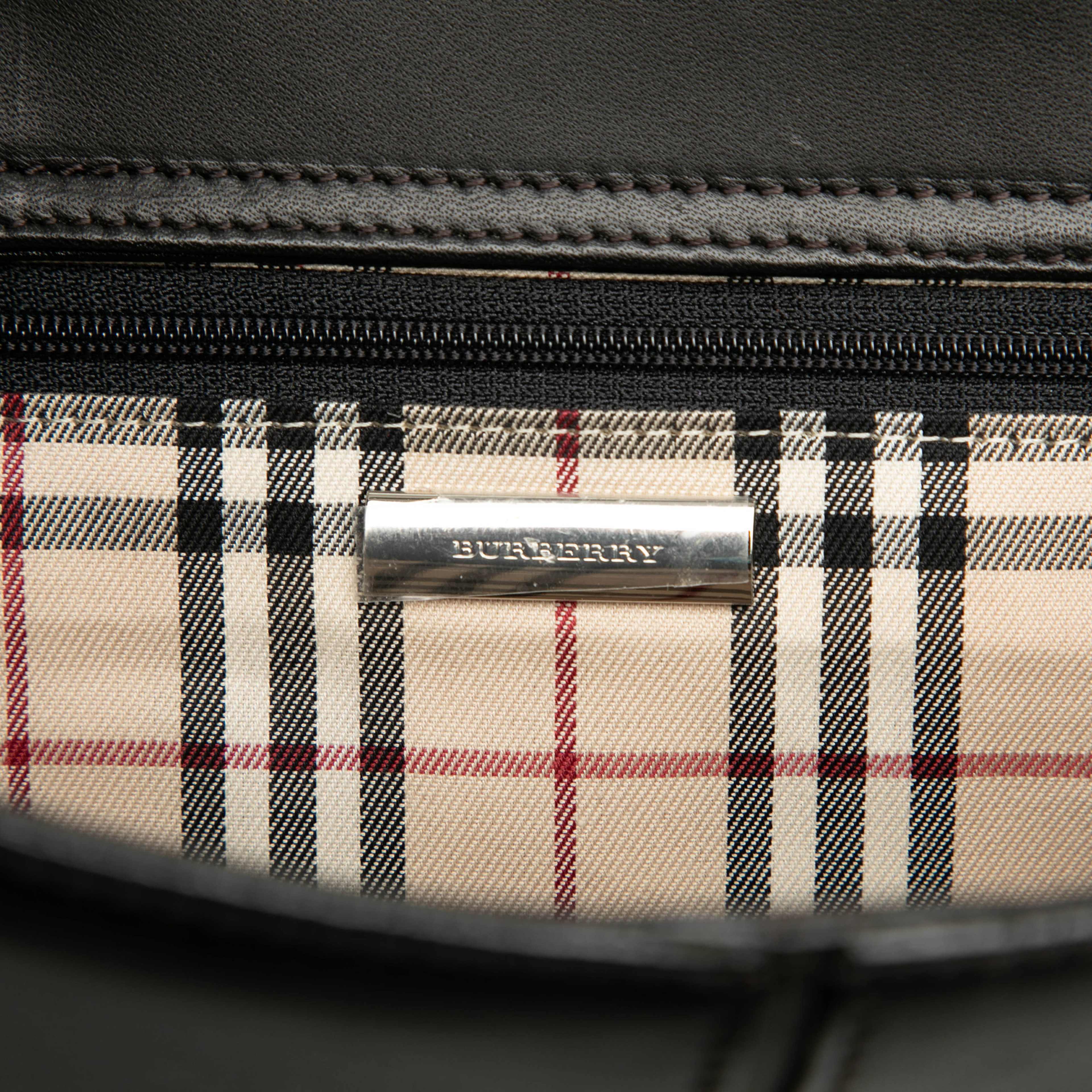 Burberry Leather Shoulder Bag, från Luxclusif, i färgen black. Klicka för att öppna bilden i stort format