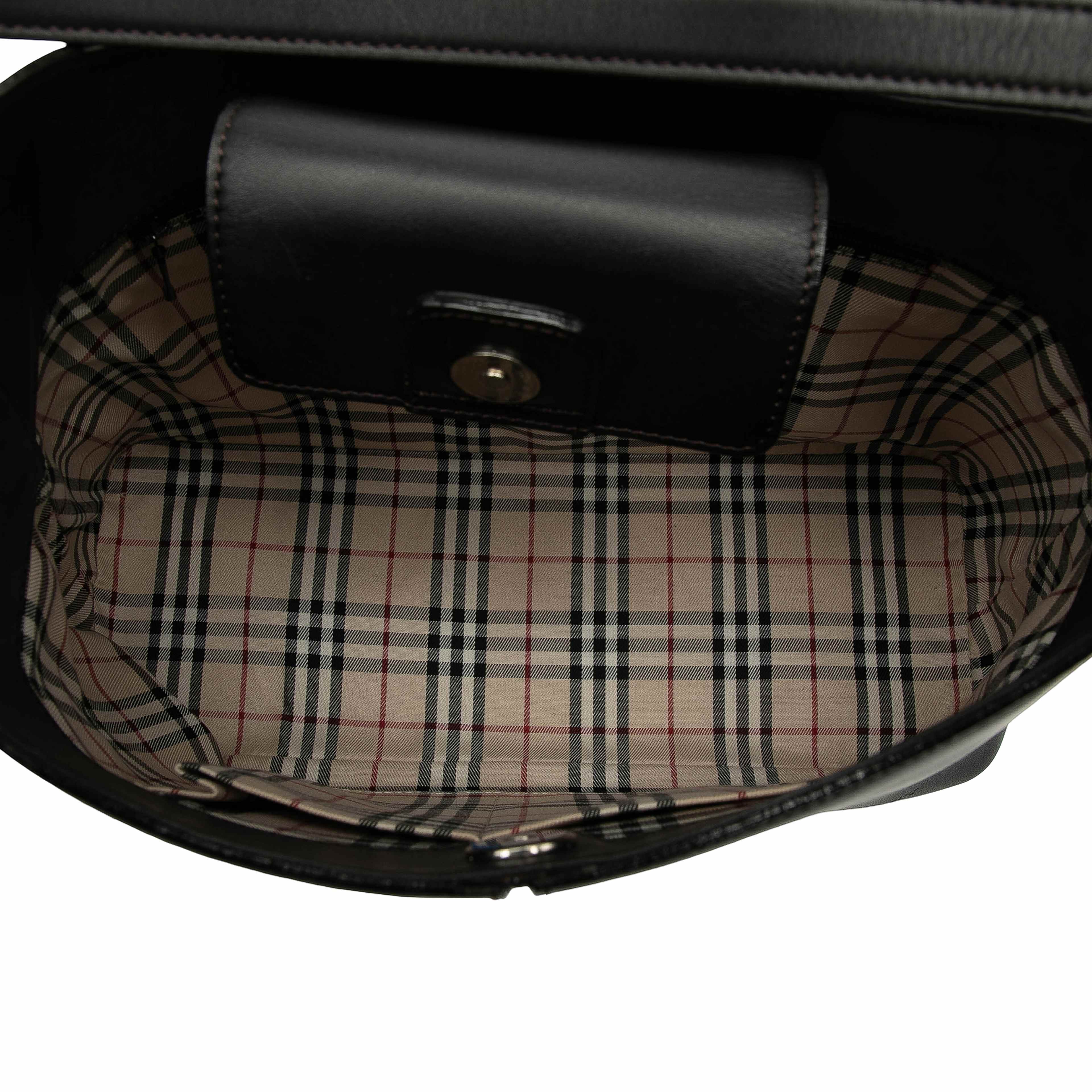 Burberry Leather Shoulder Bag, från Luxclusif, i färgen black. Klicka för att öppna bilden i stort format