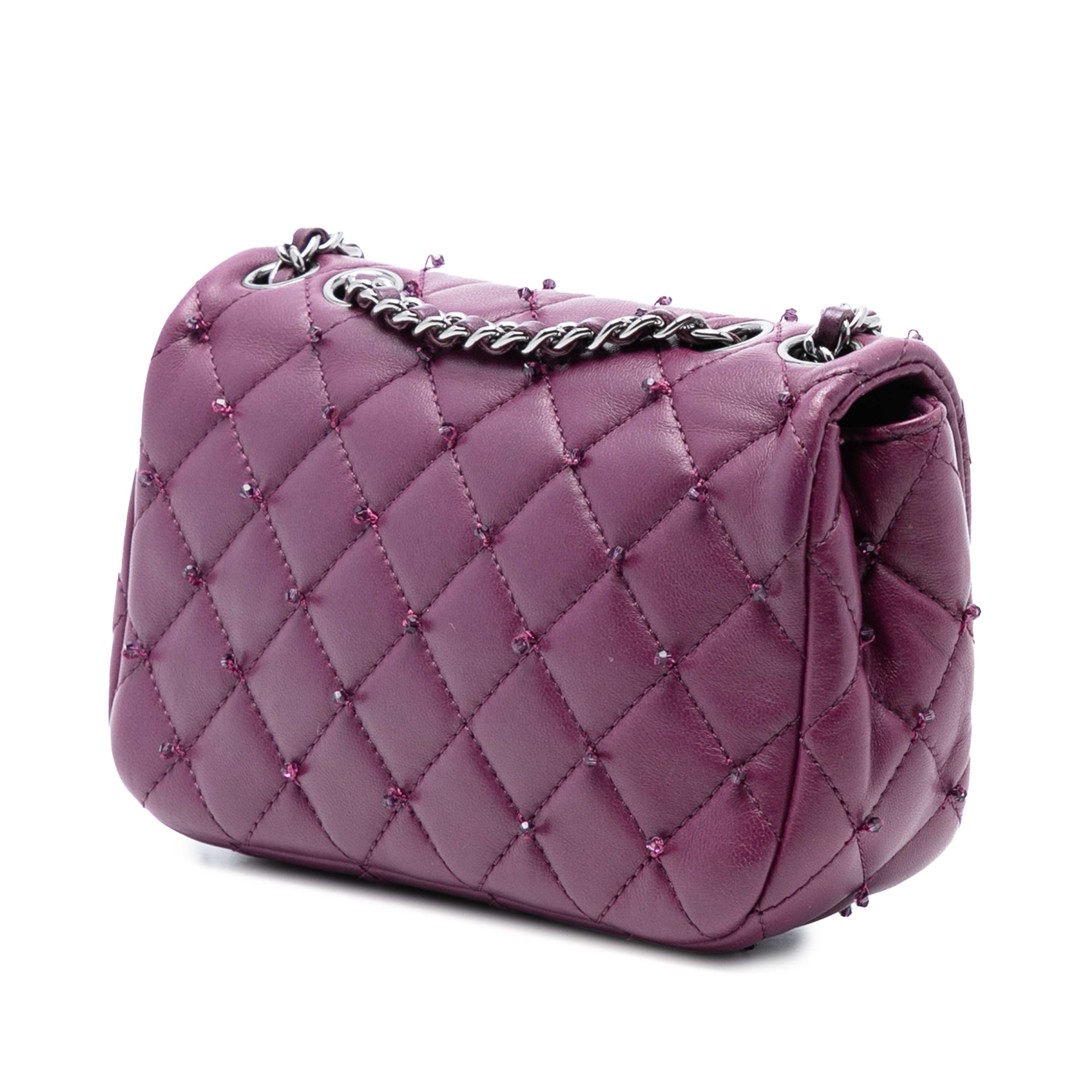 Chanel Extra Mini Rectangular Lambskin Beaded Single Flap, från Luxclusif, i färgen violet. Klicka för att öppna bilden i stort format