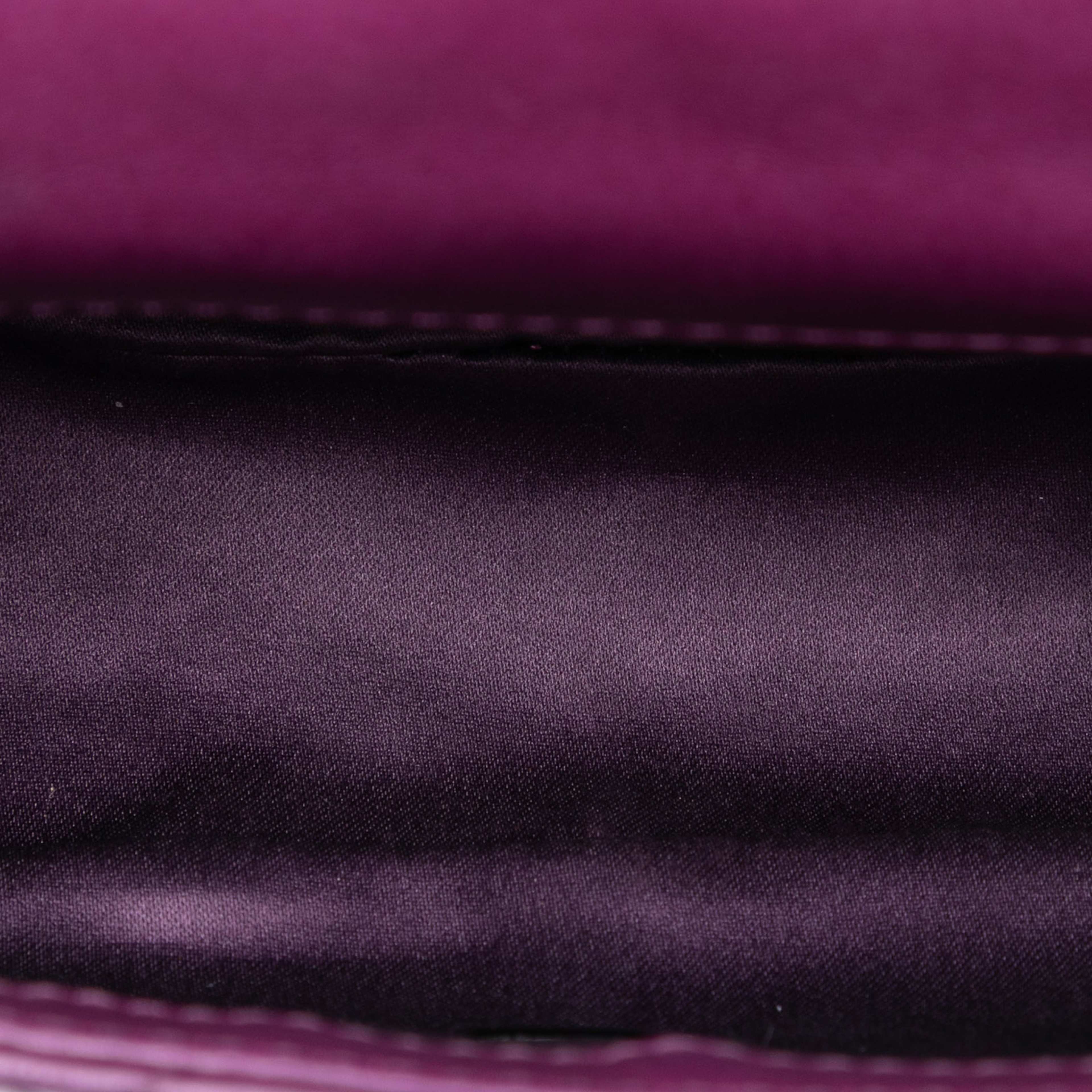 Chanel Extra Mini Rectangular Lambskin Beaded Single Flap, från Luxclusif, i färgen violet. Klicka för att öppna bilden i stort format