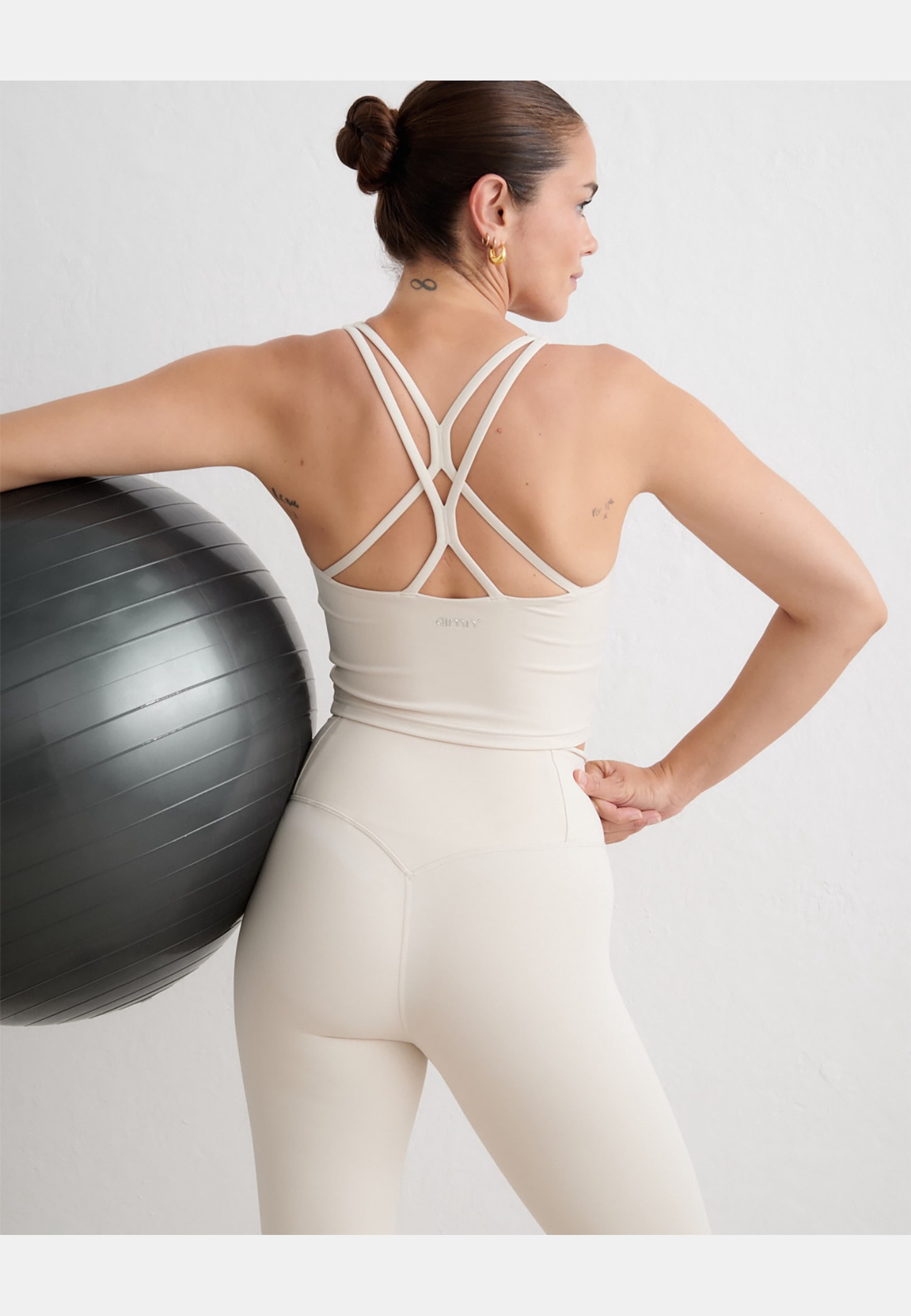 Sculpting Strappy Bralette, från aim'n, i färgen sand. Klicka för att öppna bilden i stort format
