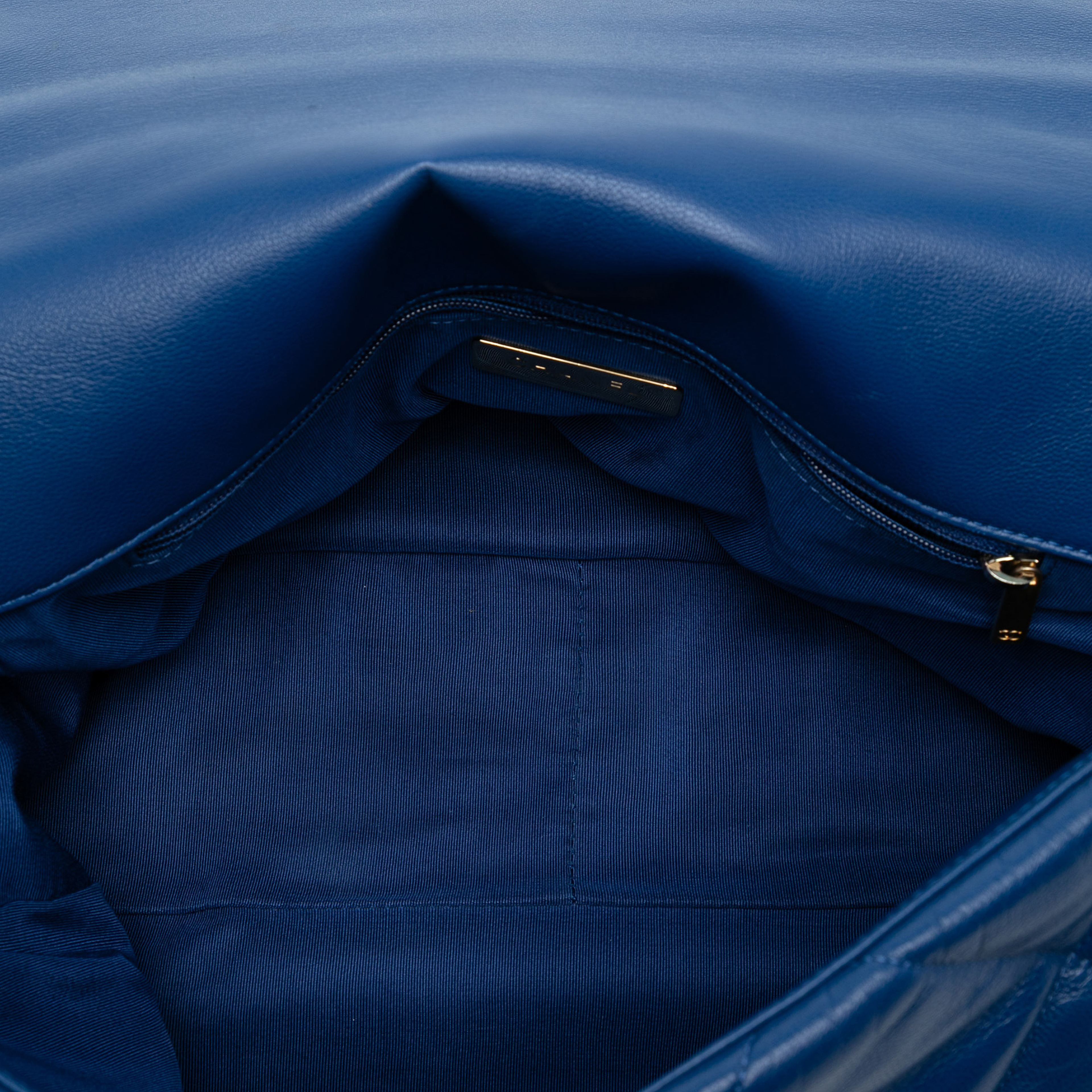 Chanel Maxi Lambskin 19 Flap, från Luxclusif, i färgen blue. Klicka för att öppna bilden i stort format