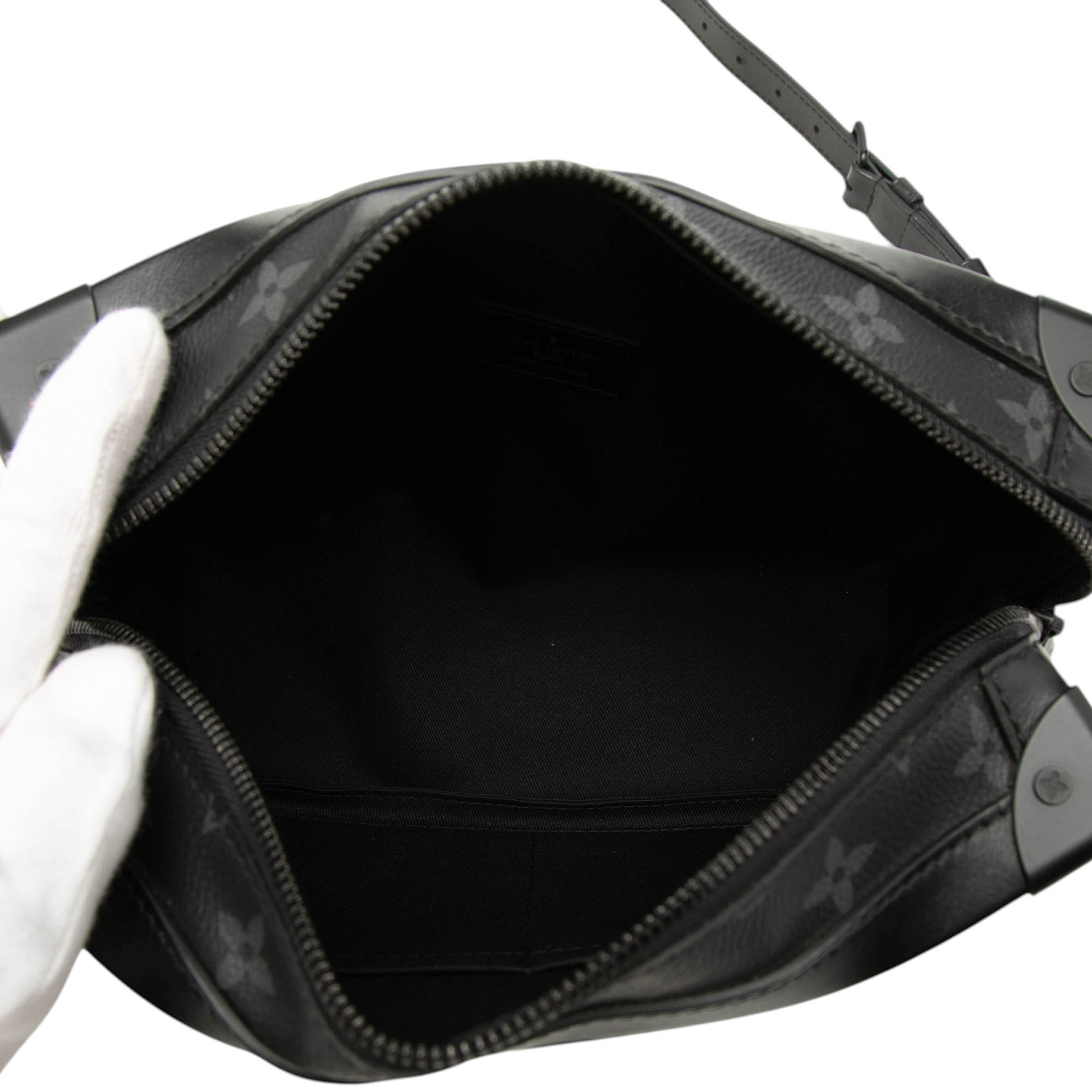 Louis Vuitton Monogram Eclipse Soft Trunk, från Luxclusif, i färgen black. Klicka för att öppna bilden i stort format