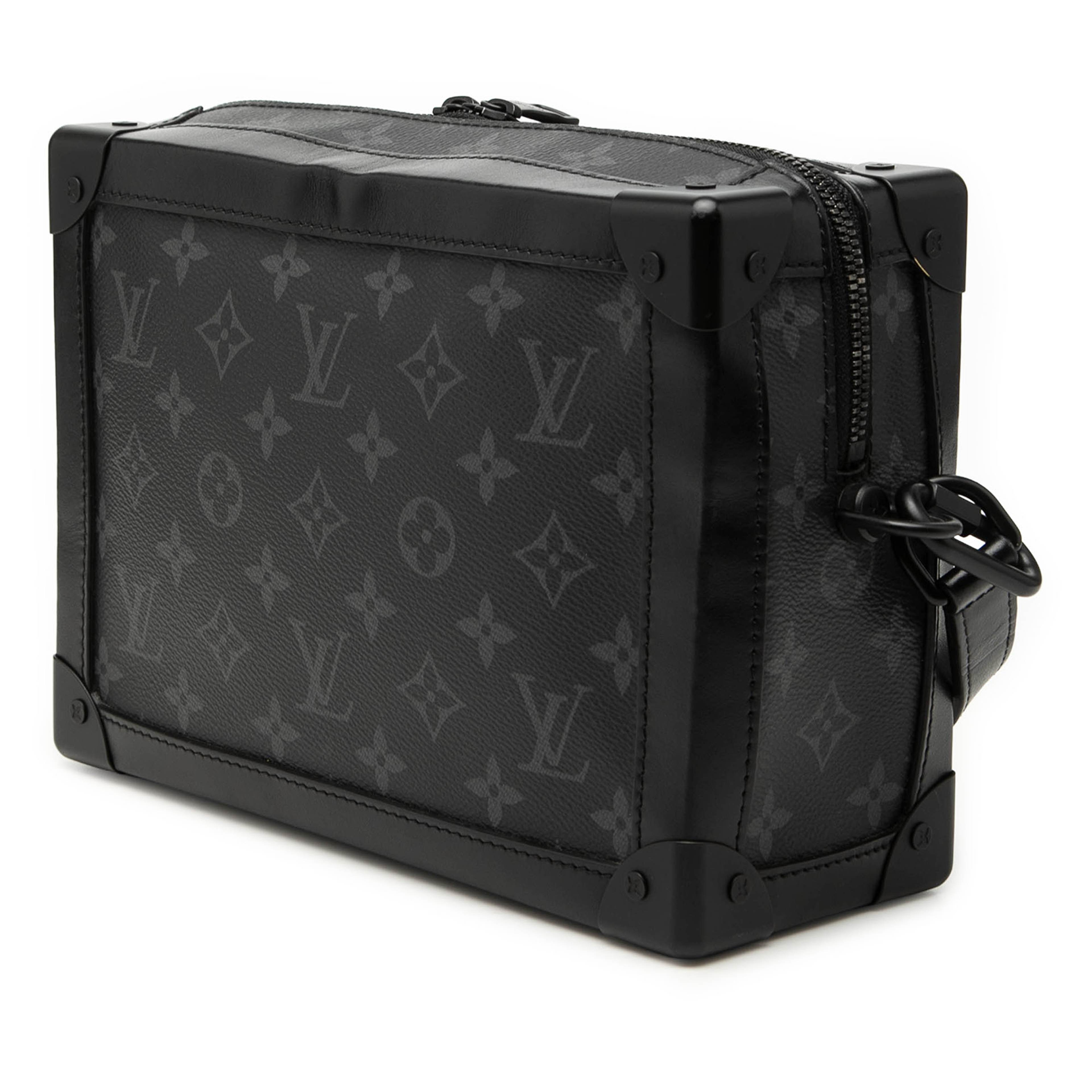 Louis Vuitton Monogram Eclipse Soft Trunk, från Luxclusif, i färgen black. Klicka för att öppna bilden i stort format
