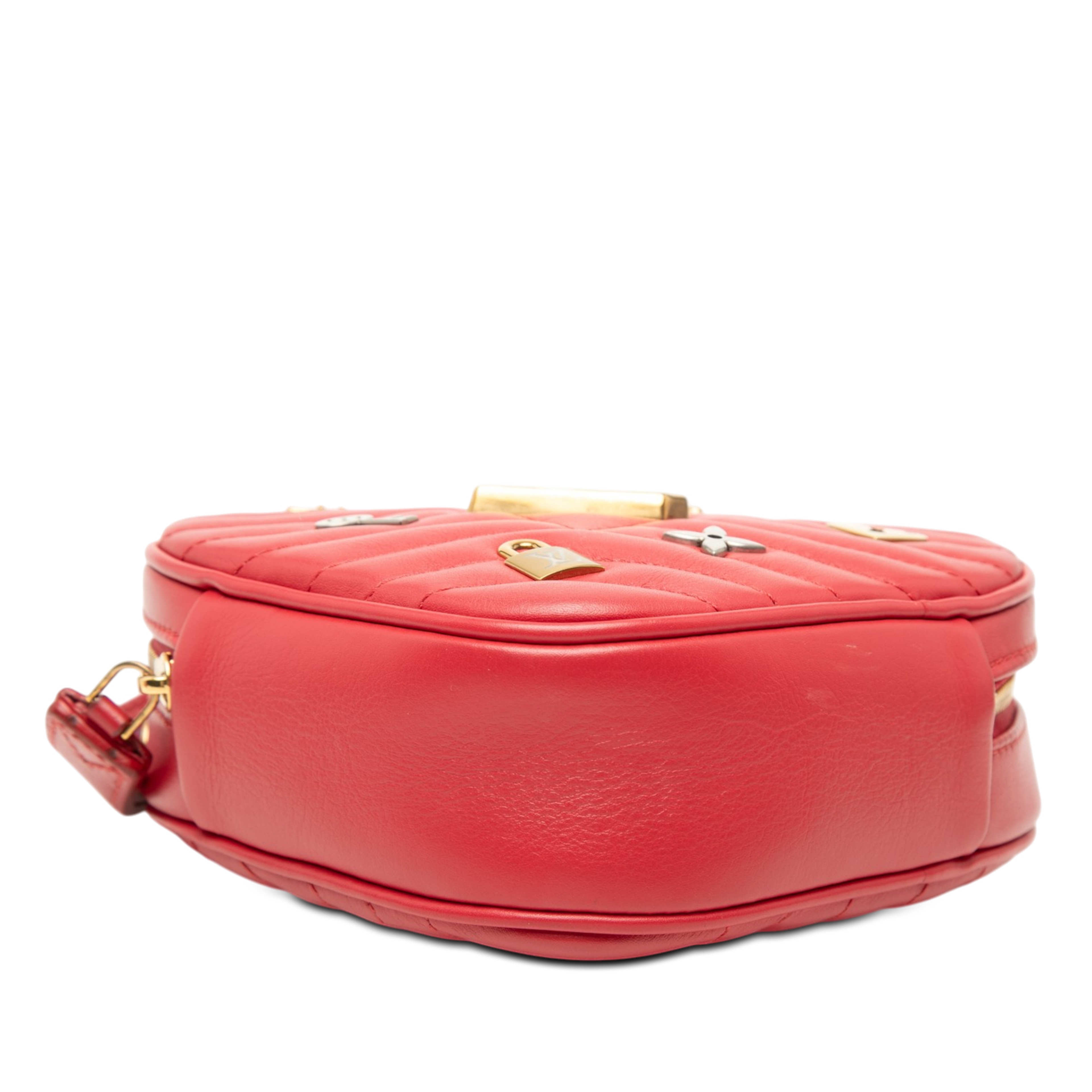 Louis Vuitton Calfskin Embellished New Wave Love Lock Crossbody, från Luxclusif, i färgen röd. Klicka för att öppna bilden i stort format