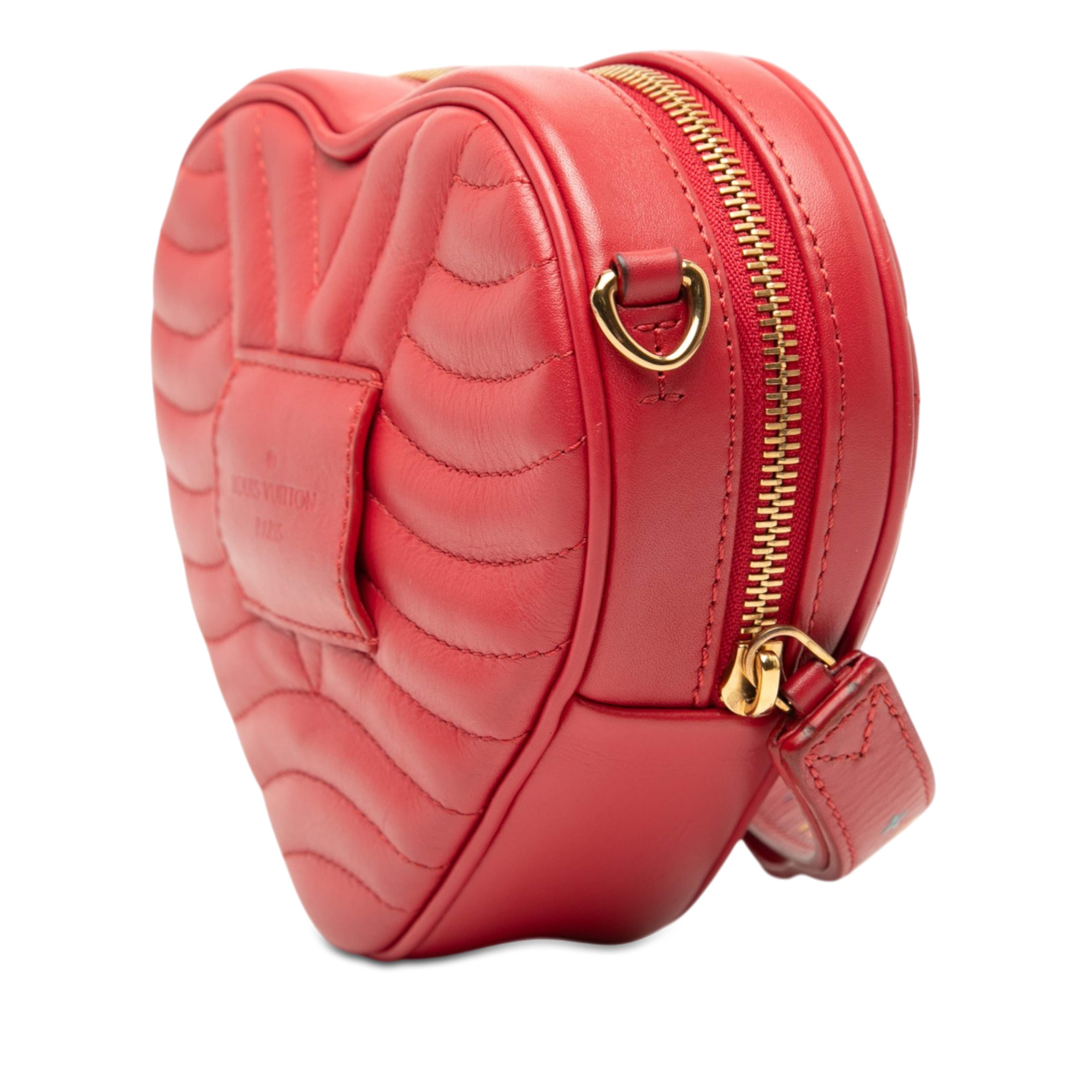 Louis Vuitton Calfskin Embellished New Wave Love Lock Crossbody, från Luxclusif, i färgen röd. Klicka för att öppna bilden i stort format