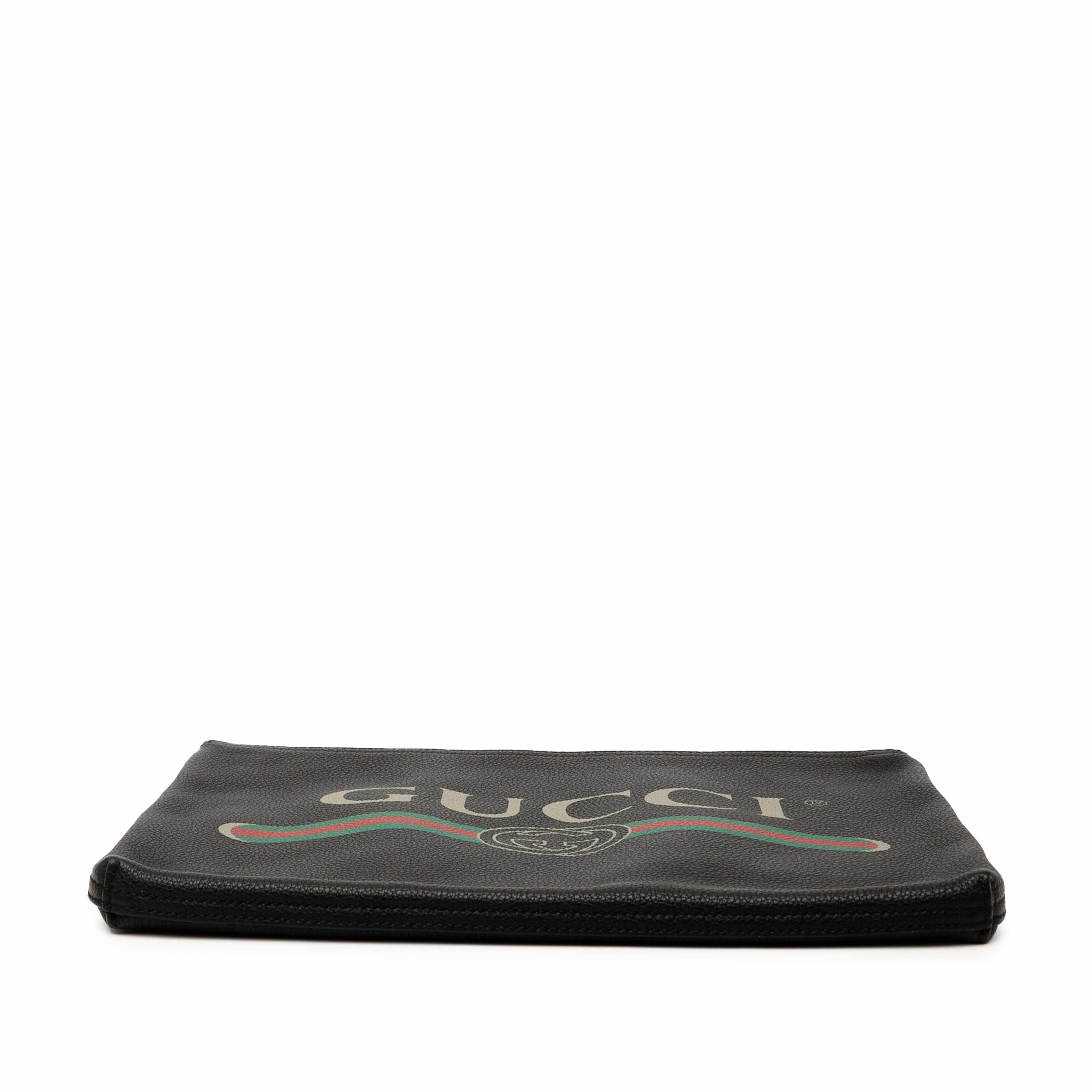 Gucci Medium Calfskin Logo Portfolio Clutch, från Luxclusif, i färgen svart. Klicka för att öppna bilden i stort format