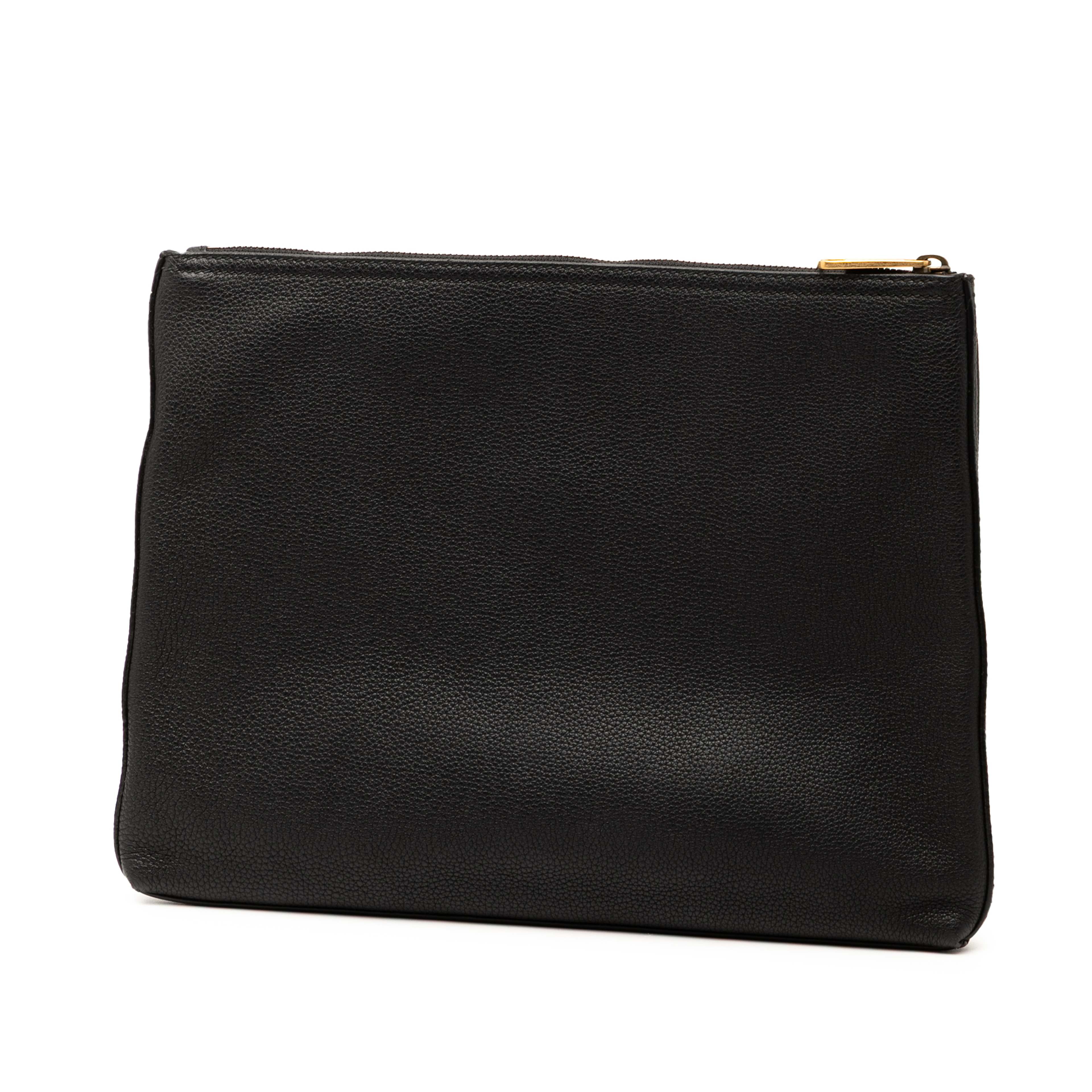 Gucci Medium Calfskin Logo Portfolio Clutch, från Luxclusif, i färgen svart. Klicka för att öppna bilden i stort format