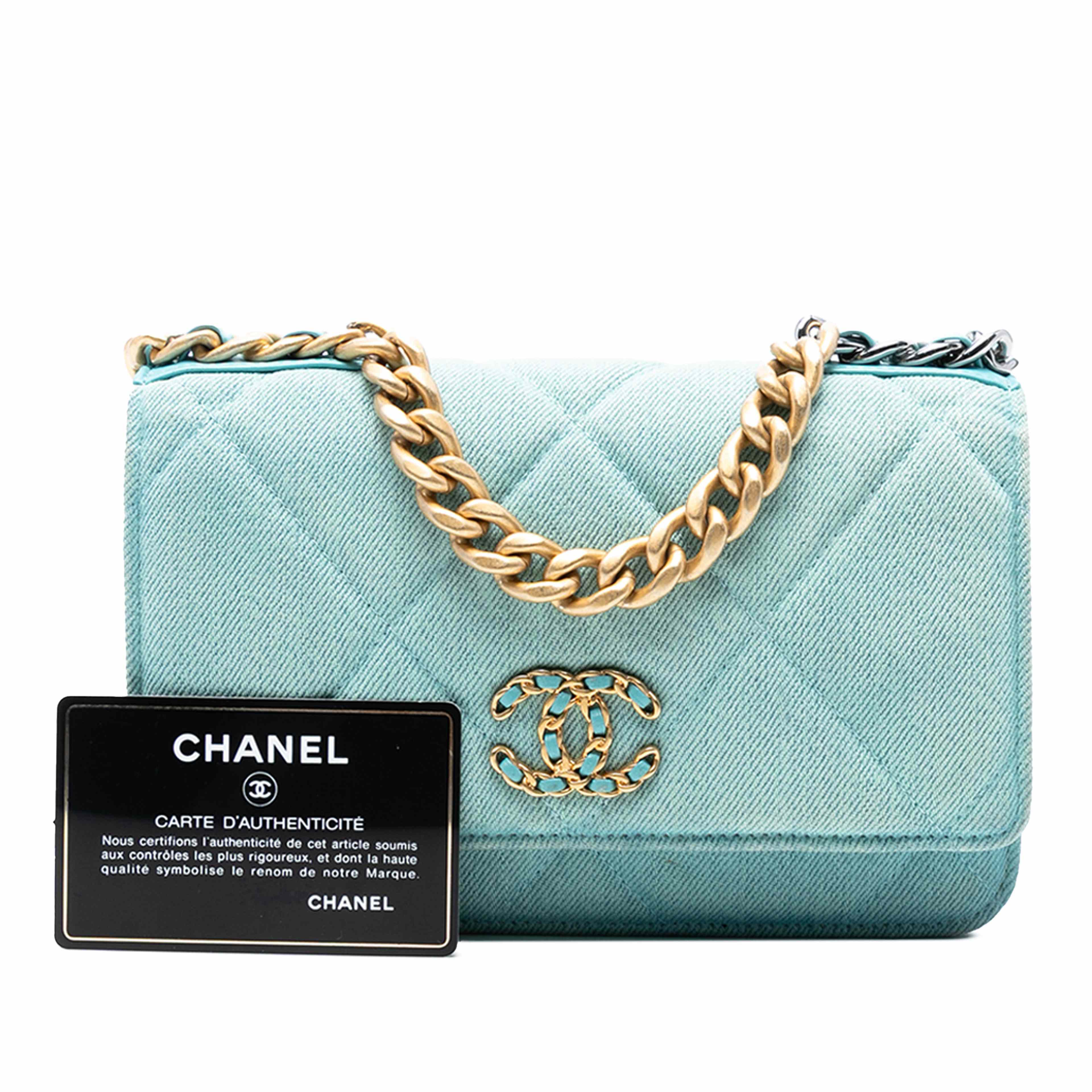 Chanel Denim 19 Flap Wallet On Chain, från Luxclusif, i färgen blå. Klicka för att öppna bilden i stort format