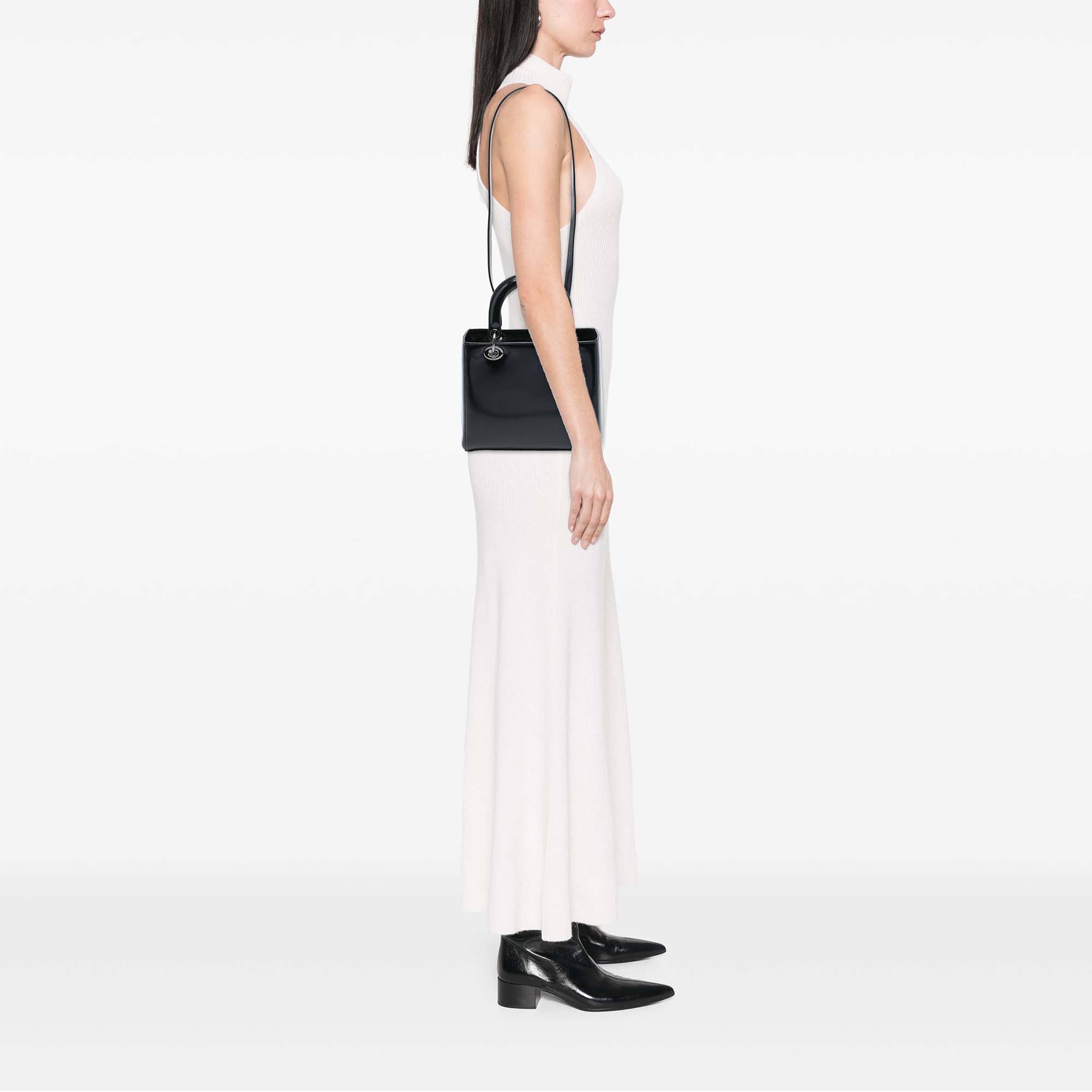 Dior Medium Patent Lady Dior, från Luxclusif, i färgen svart. Klicka för att öppna bilden i stort format