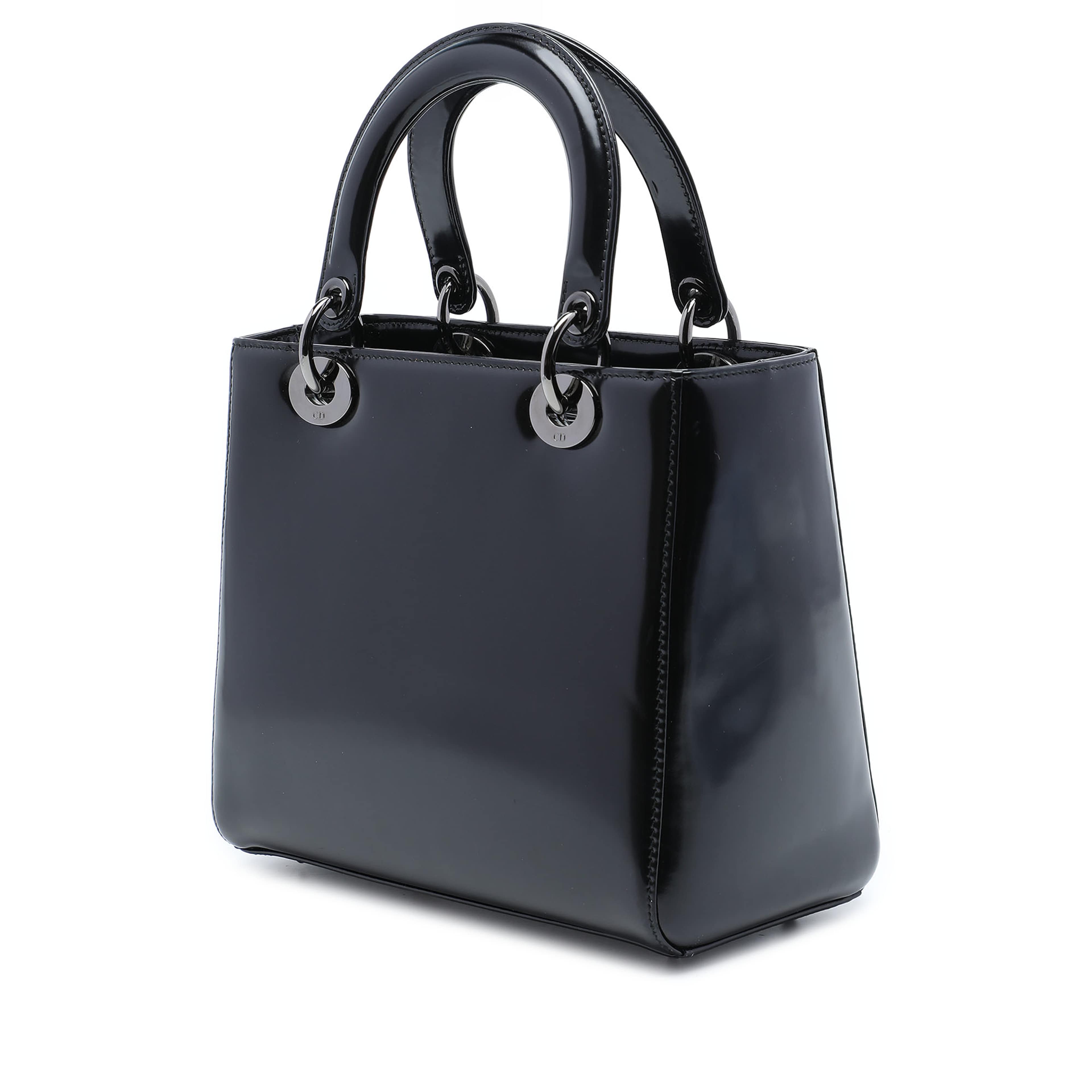 Dior Medium Patent Lady Dior, från Luxclusif, i färgen svart. Klicka för att öppna bilden i stort format