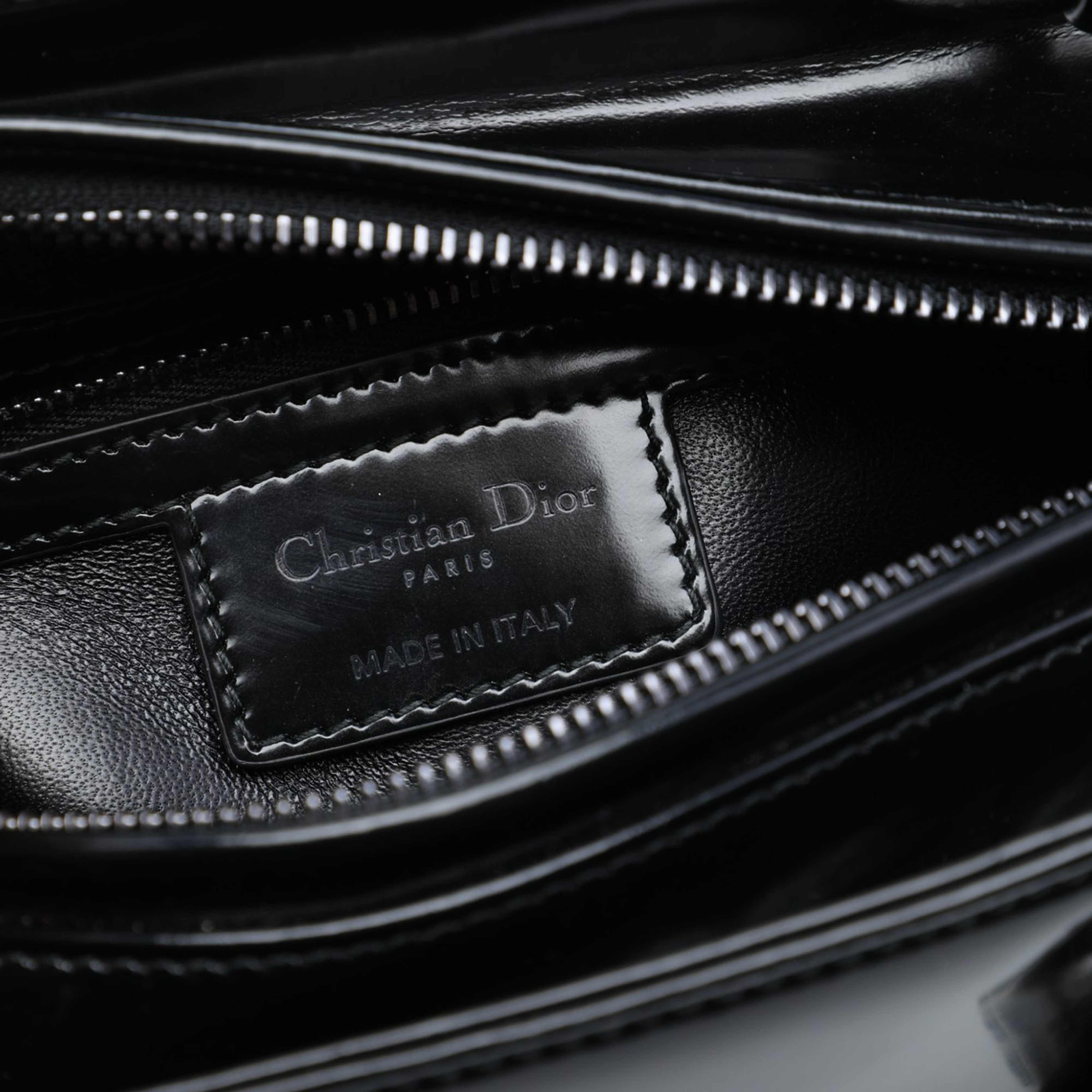 Dior Medium Patent Lady Dior, från Luxclusif, i färgen svart. Klicka för att öppna bilden i stort format