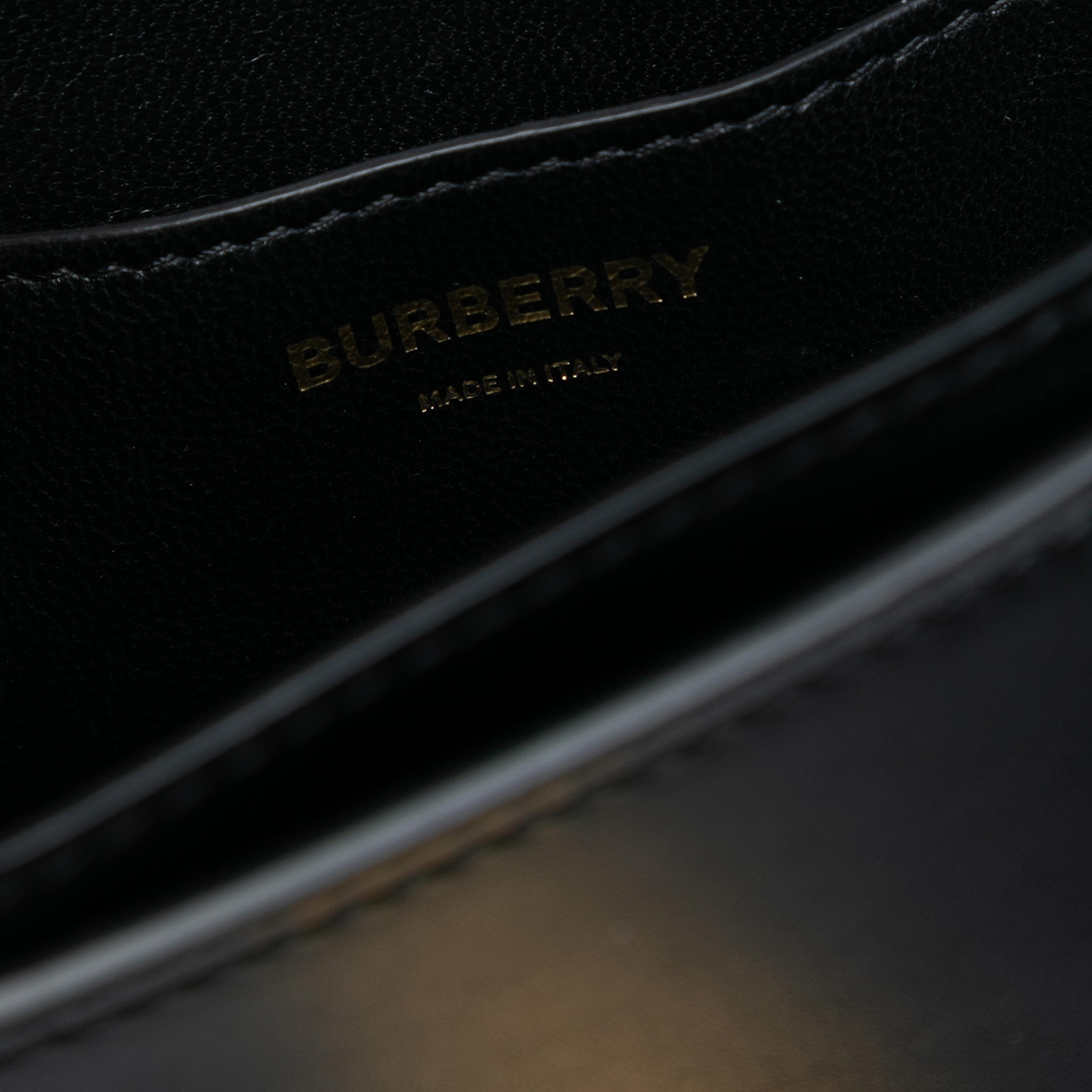 Burberry Leather Tb Belt Bag, från Luxclusif, i färgen black. Klicka för att öppna bilden i stort format