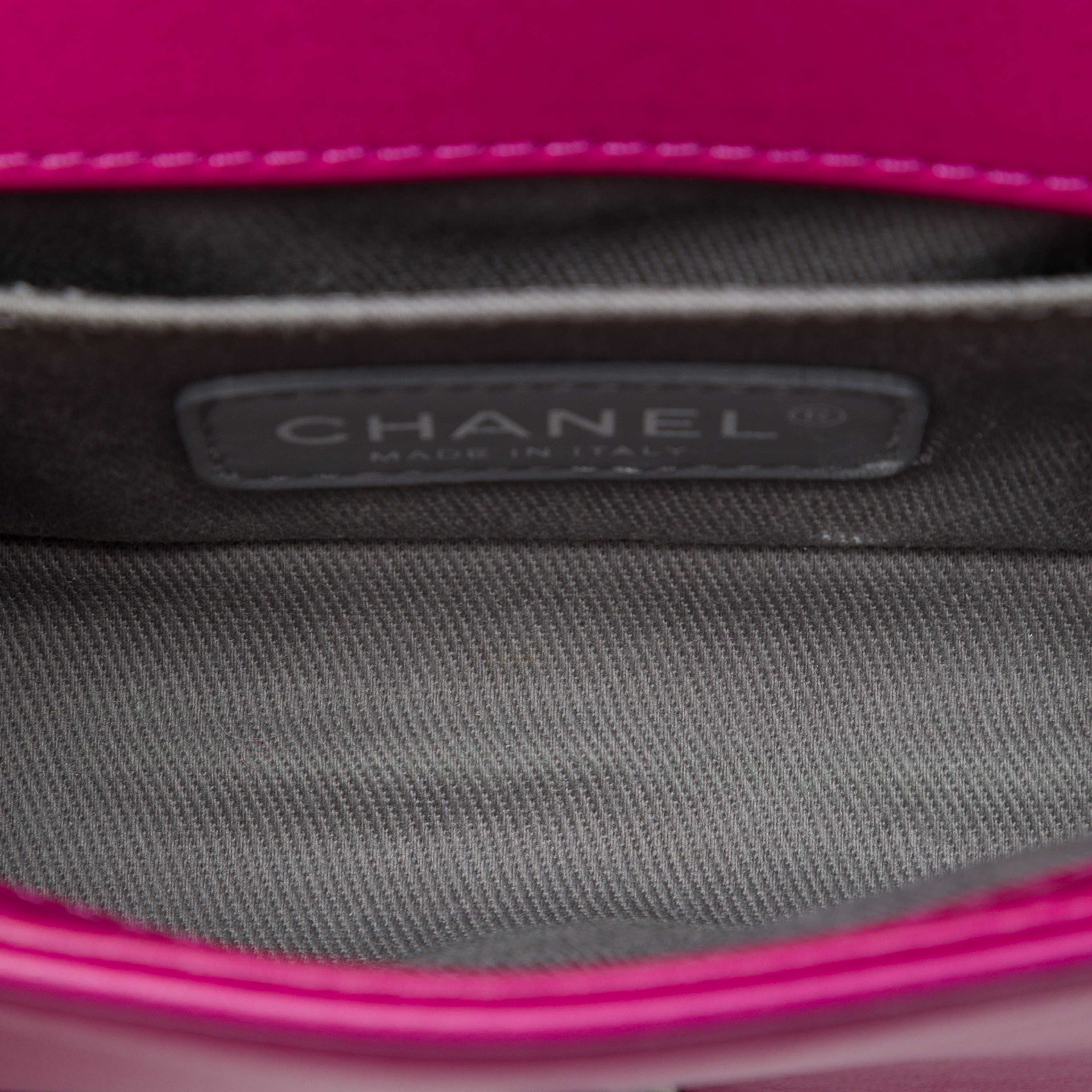 Chanel Mini Quilted Velvet Boy Flap, från Luxclusif, i färgen rosa. Klicka för att öppna bilden i stort format