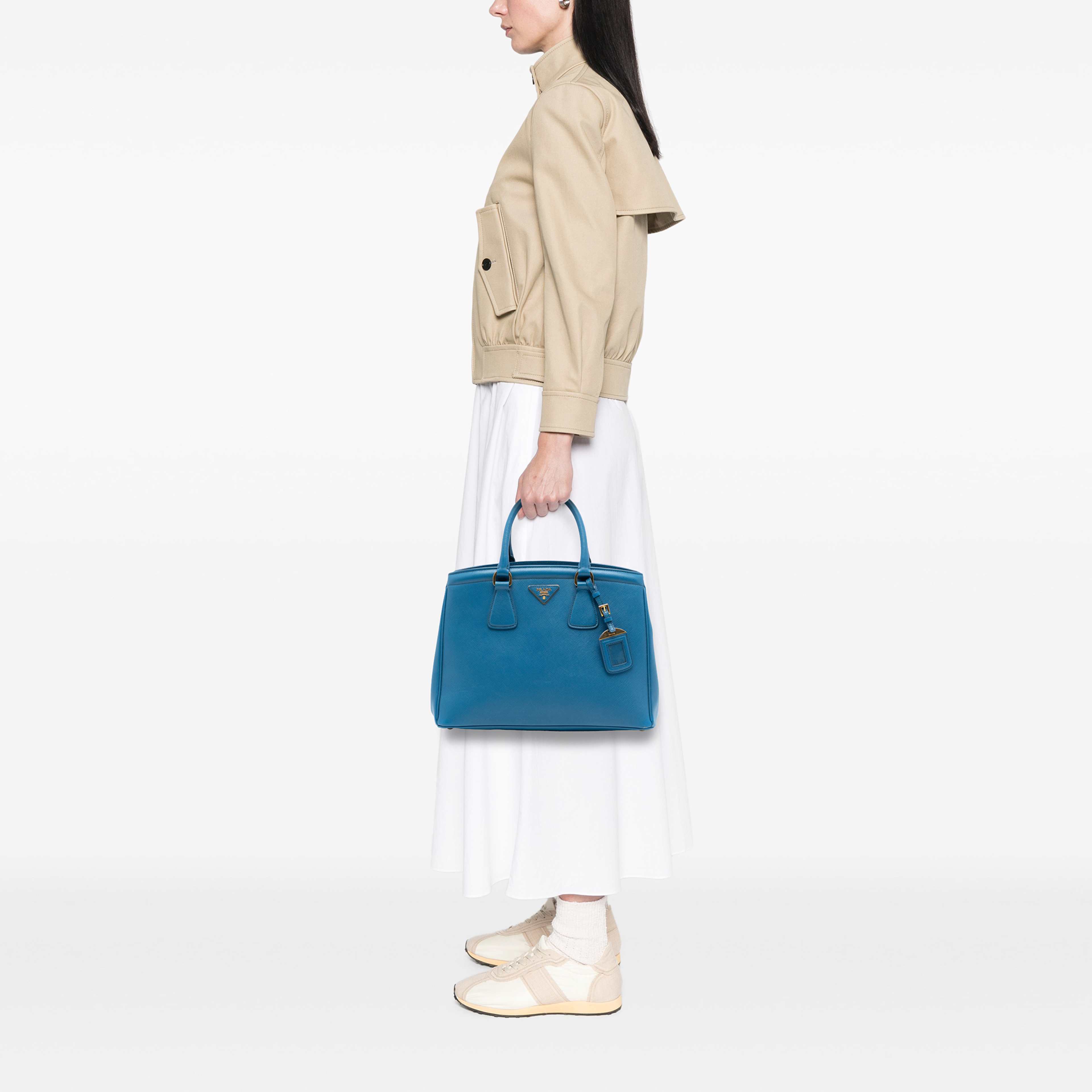 Prada Saffiano Lux Parabole Tote, från Luxclusif, i färgen blå. Klicka för att öppna bilden i stort format