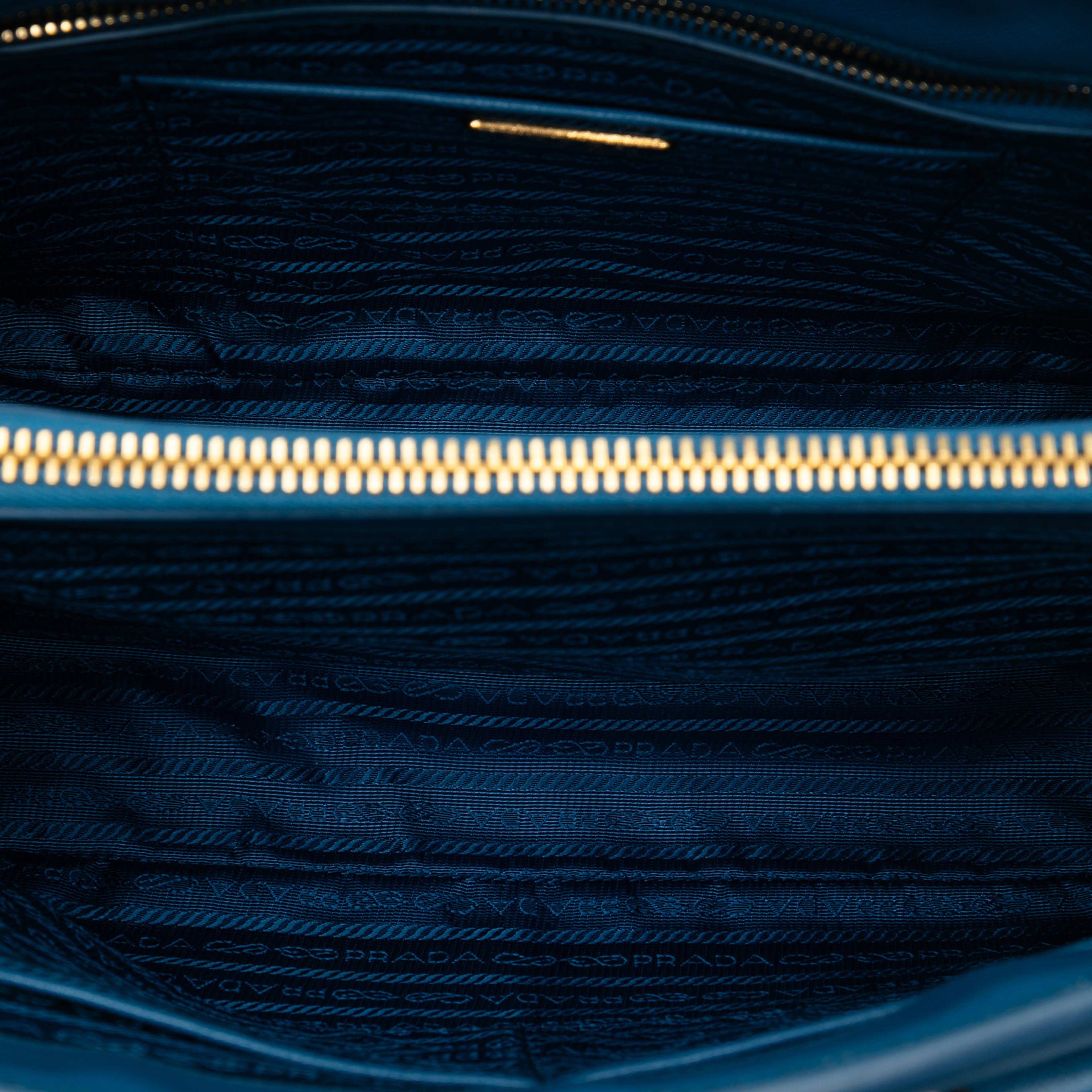 Prada Saffiano Lux Parabole Tote, från Luxclusif, i färgen blue. Klicka för att öppna bilden i stort format