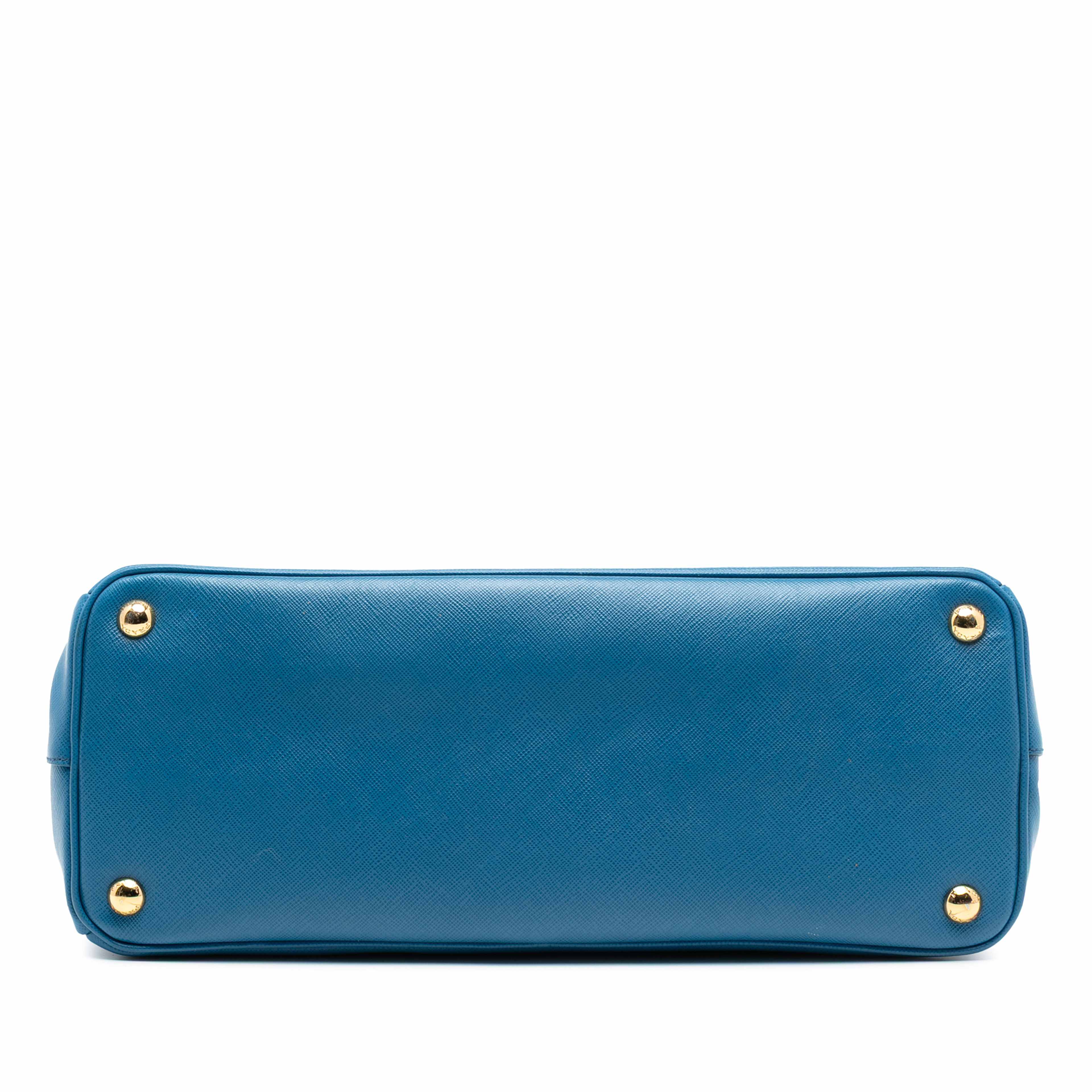 Prada Saffiano Lux Parabole Tote, från Luxclusif, i färgen blue. Klicka för att öppna bilden i stort format