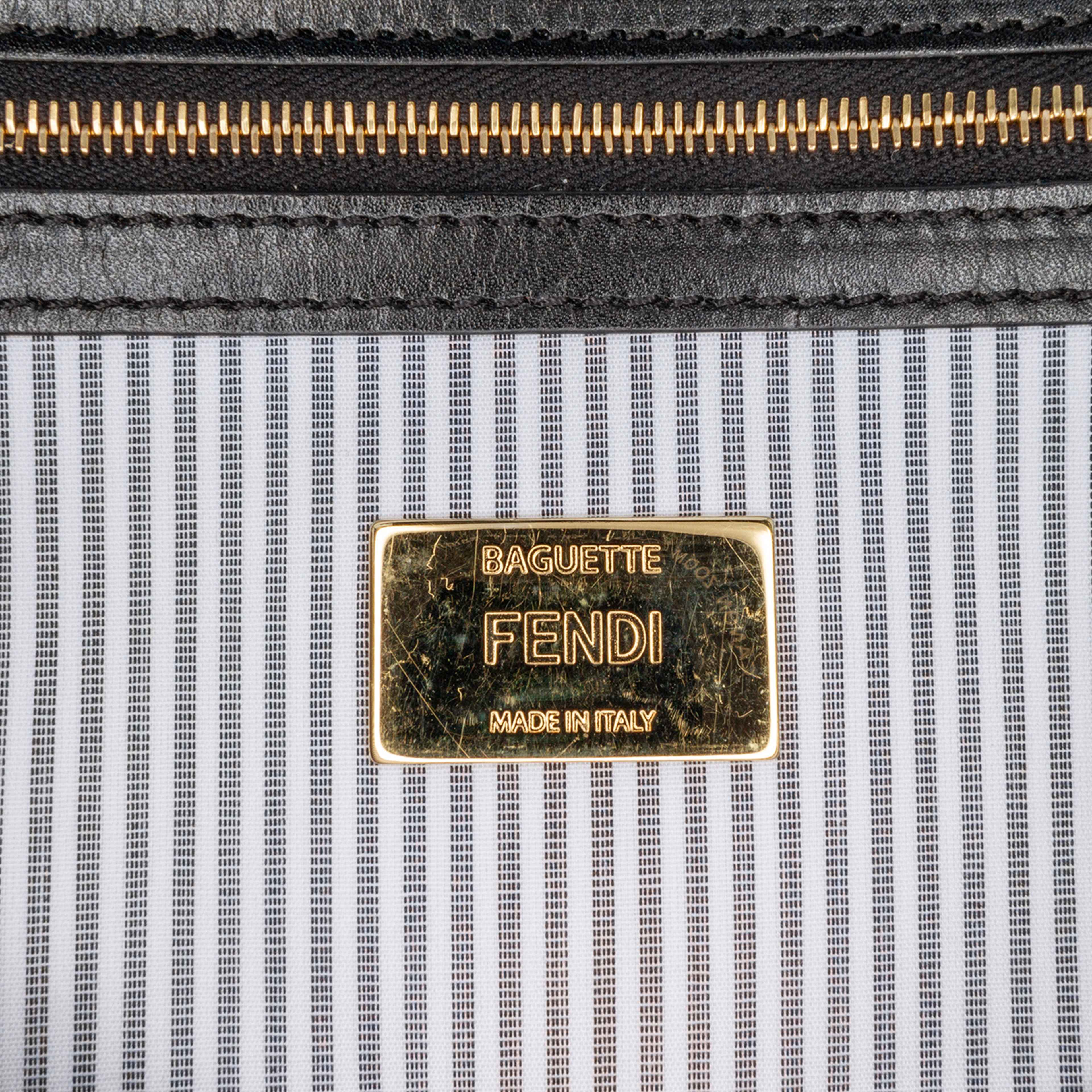 Fendi Striped Jersey Baguette Satchel, från Luxclusif, i färgen white. Klicka för att öppna bilden i stort format