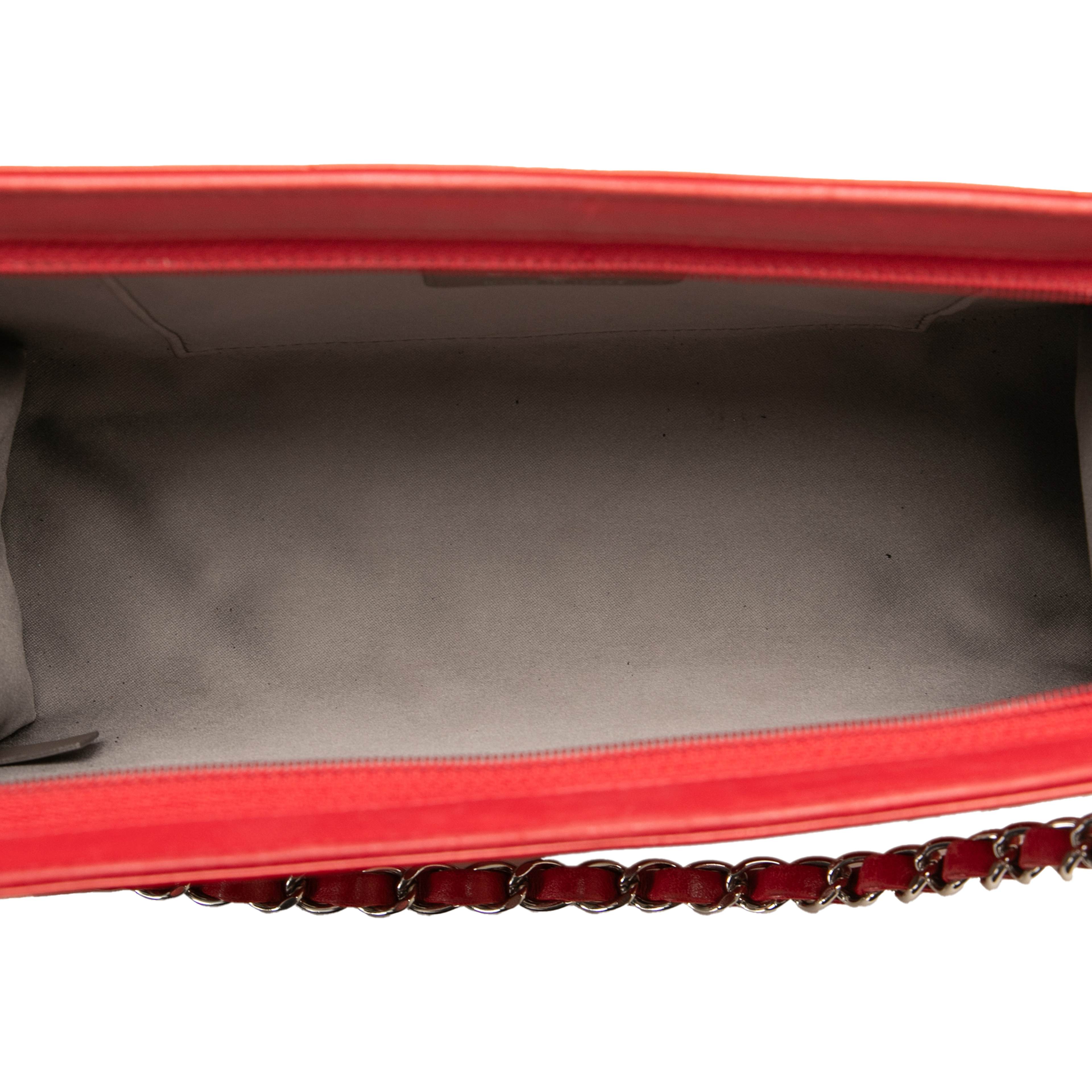 Chanel Patent Calfskin Lucky Symbols Pochette, från Luxclusif, i färgen red. Klicka för att öppna bilden i stort format