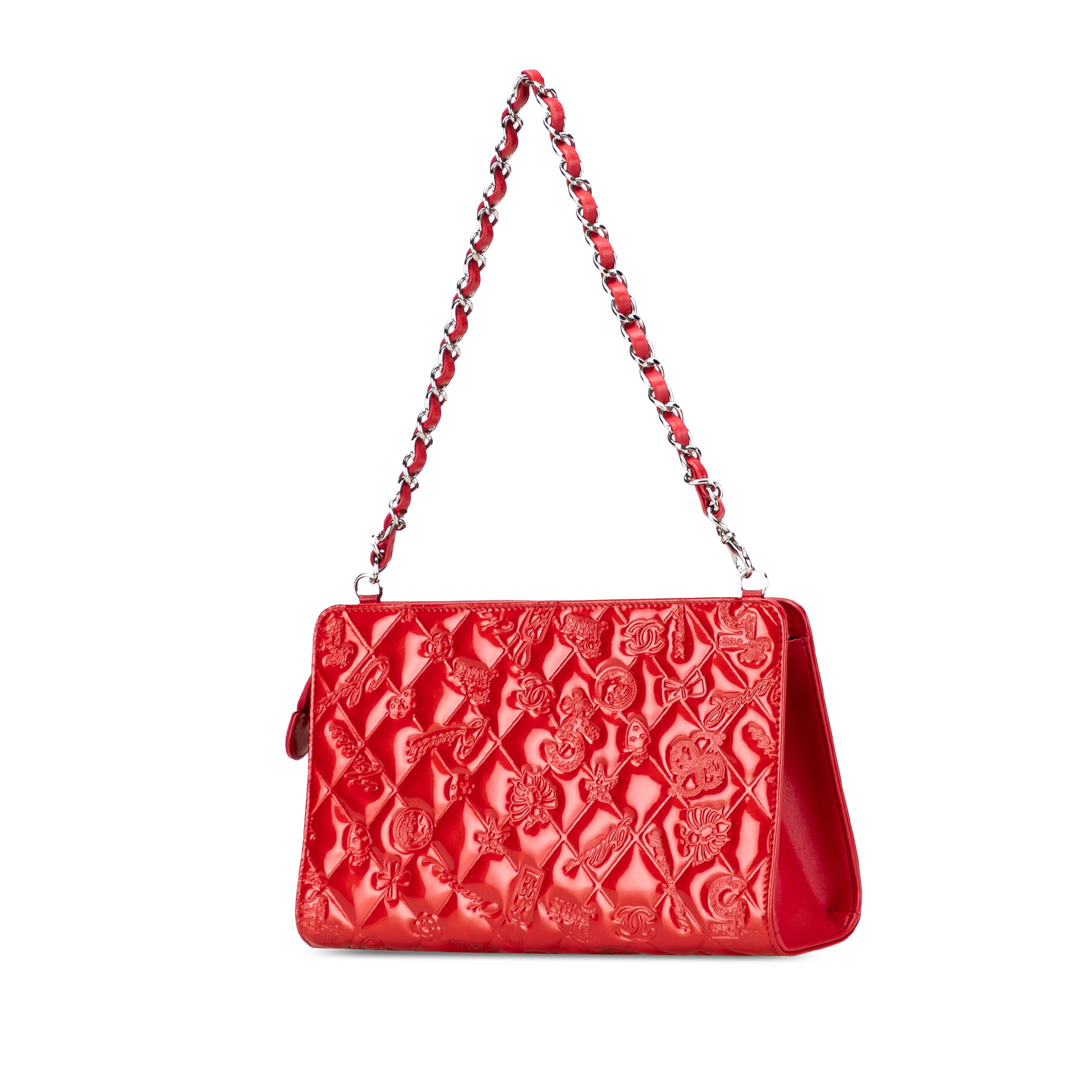 Chanel Patent Calfskin Lucky Symbols Pochette, från Luxclusif, i färgen red. Klicka för att öppna bilden i stort format