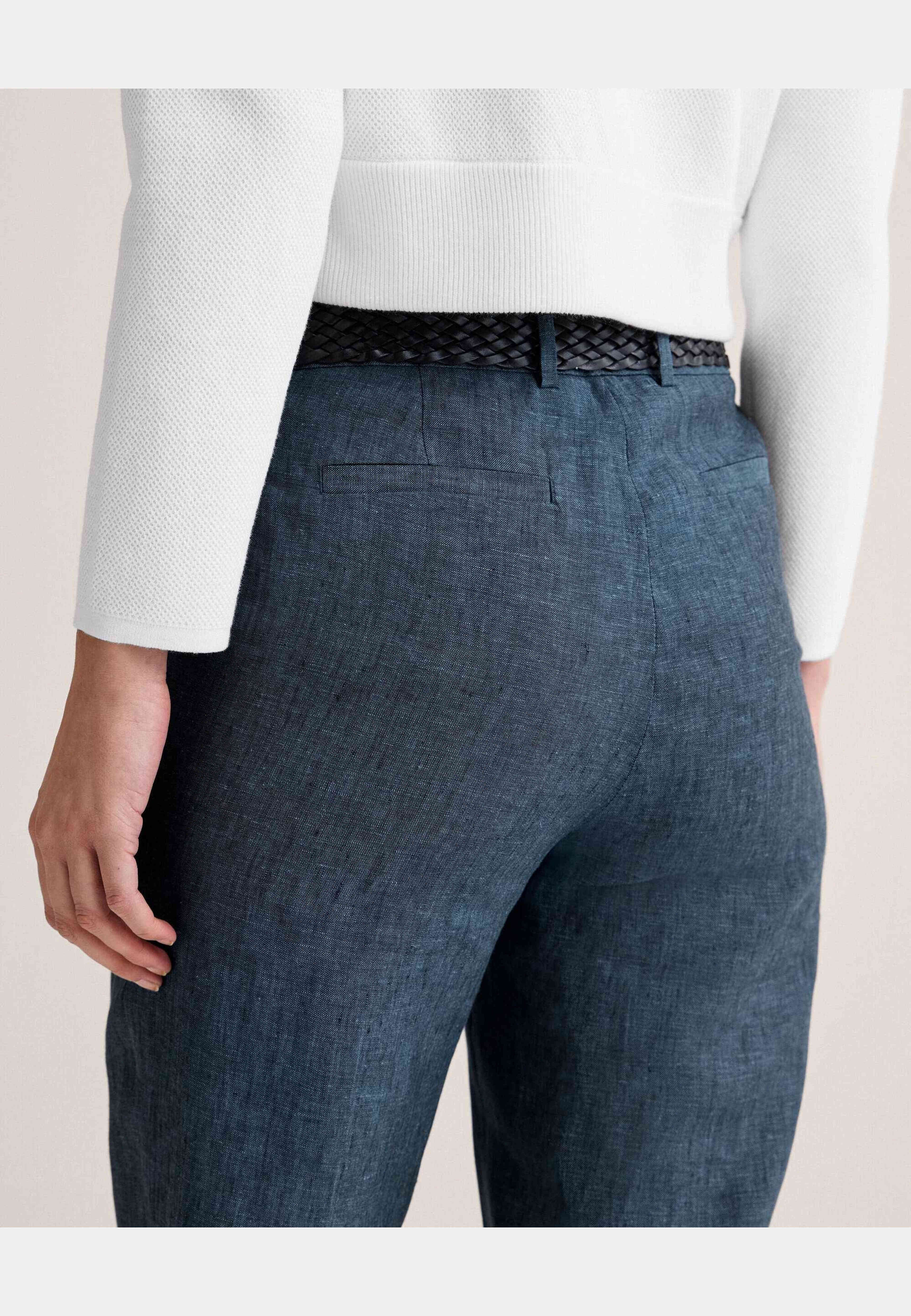 Amanda Slim Linen Trousers, från Newhouse, i färgen mjuk marinblå. Klicka för att öppna bilden i stort format