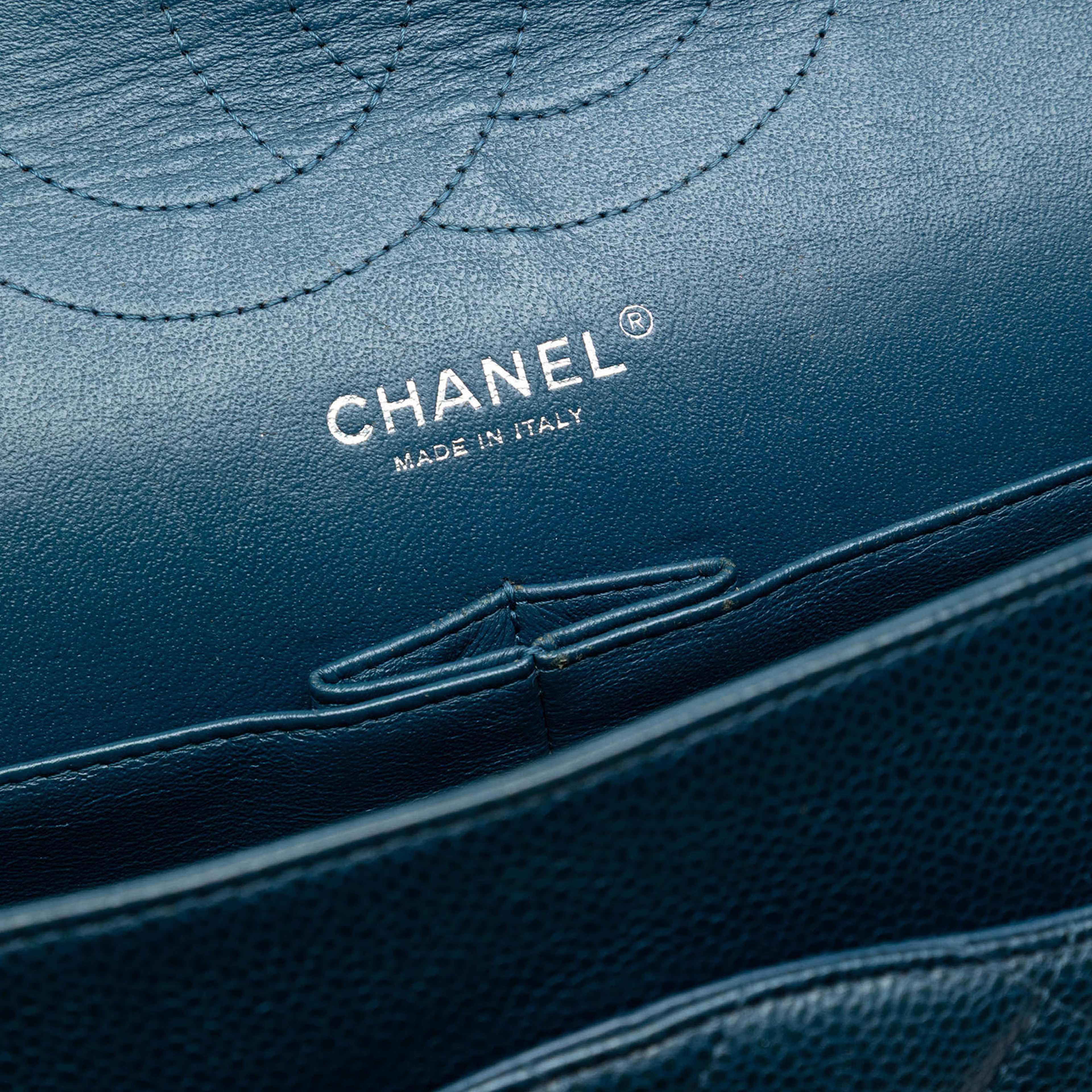 Chanel Jumbo Classic Caviar Double Flap, från Luxclusif, i färgen blue. Klicka för att öppna bilden i stort format