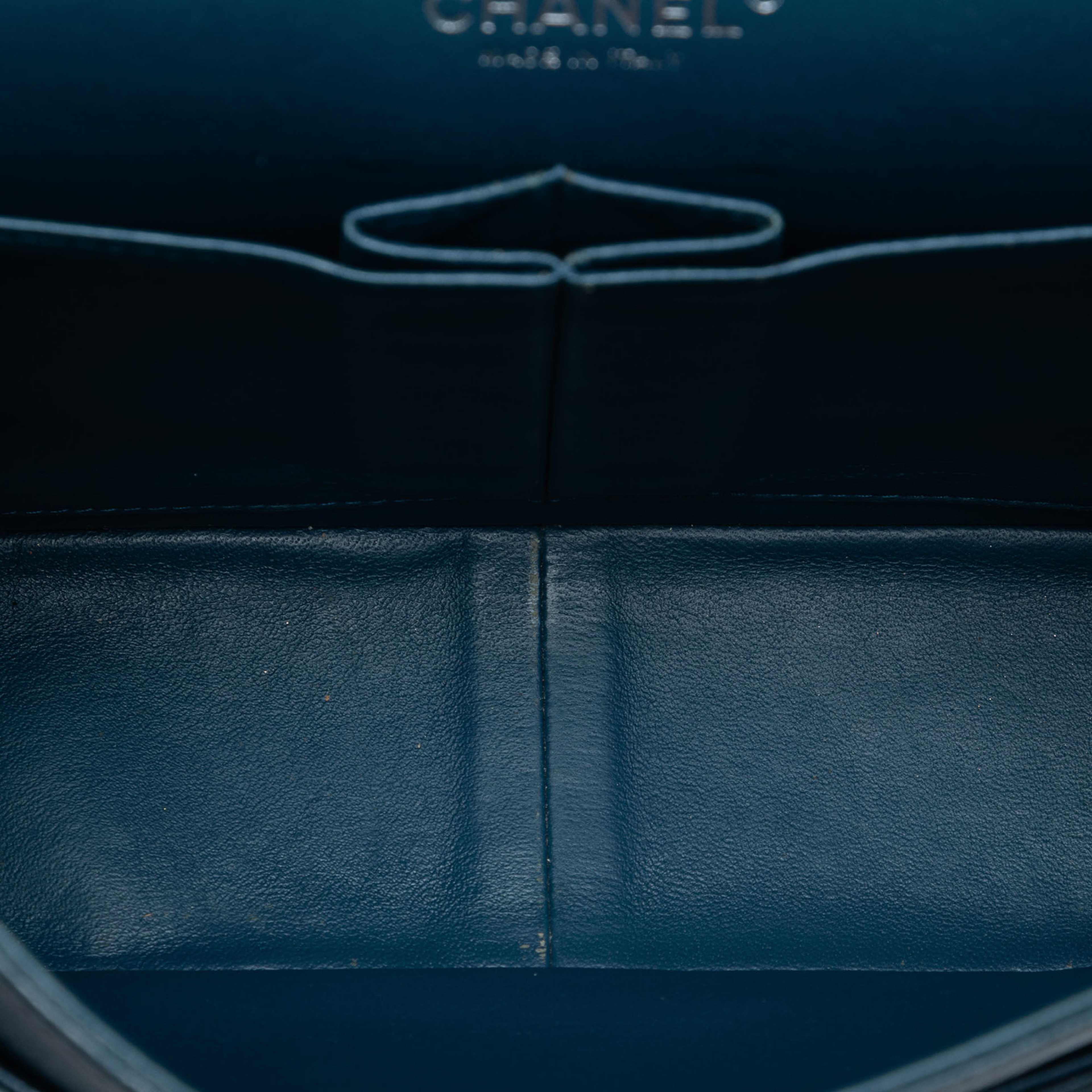 Chanel Jumbo Classic Caviar Double Flap, från Luxclusif, i färgen blue. Klicka för att öppna bilden i stort format