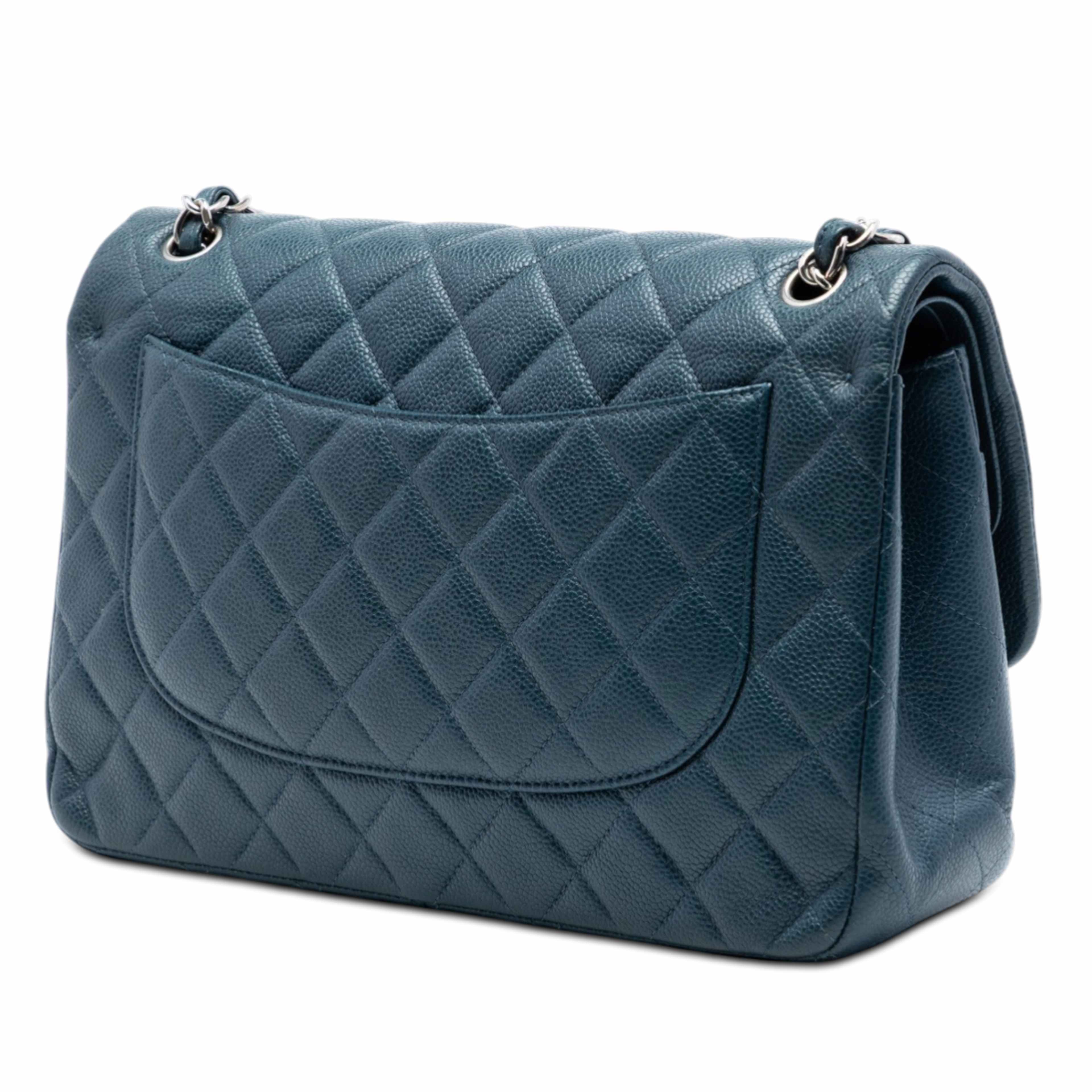 Chanel Jumbo Classic Caviar Double Flap, från Luxclusif, i färgen blue. Klicka för att öppna bilden i stort format