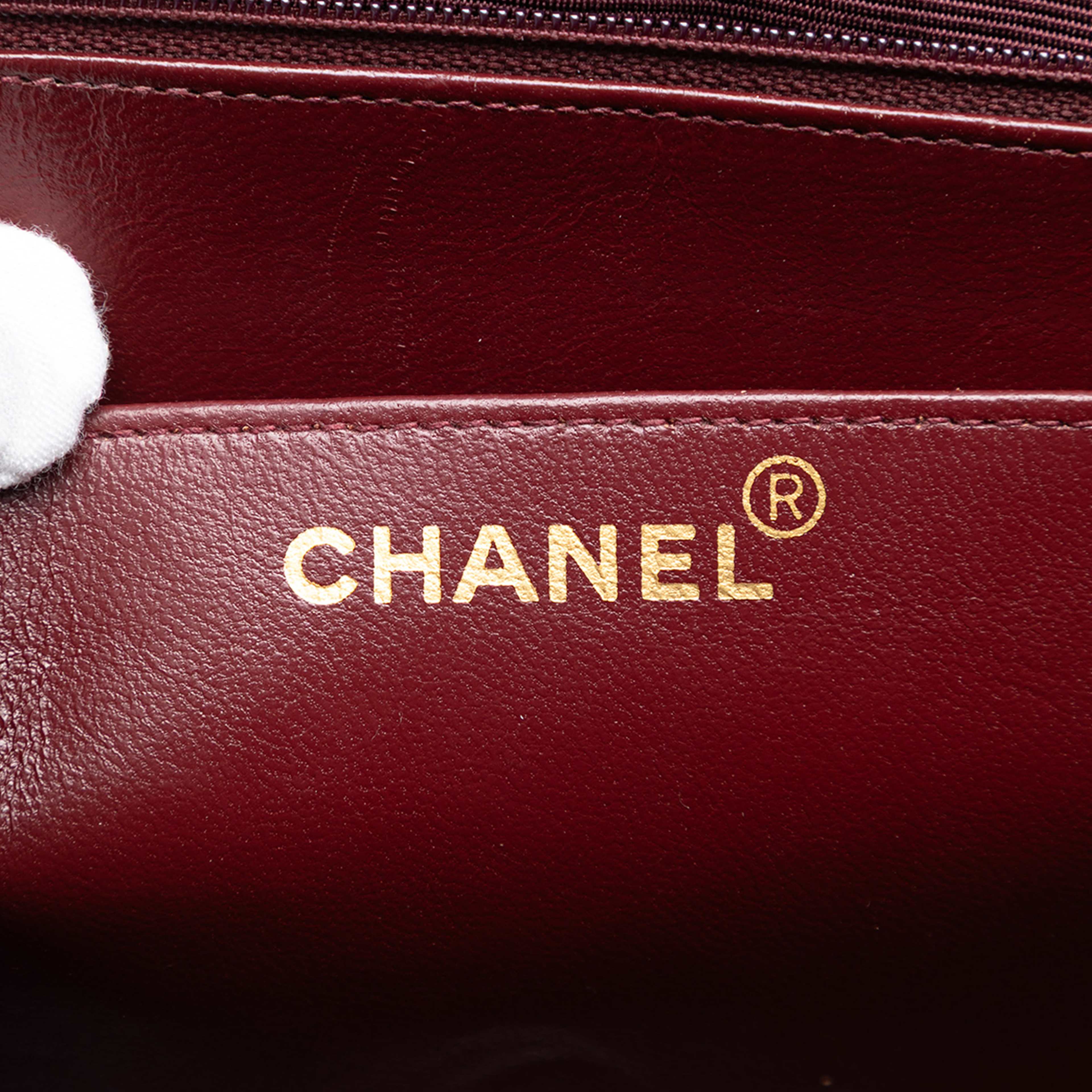 Chanel Maxi Xl Classic Lambskin Single Flap, från Luxclusif, i färgen black. Klicka för att öppna bilden i stort format
