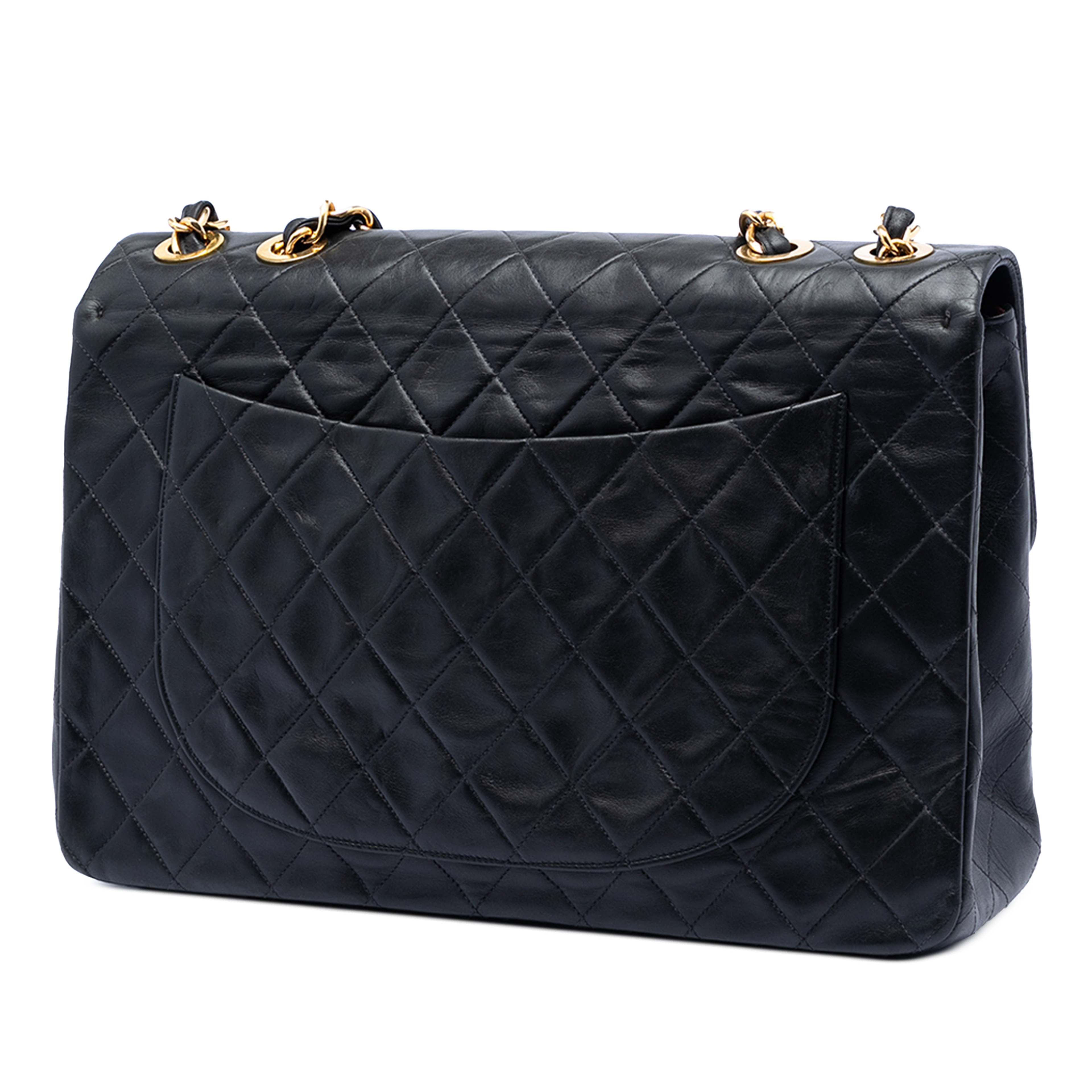 Chanel Maxi Xl Classic Lambskin Single Flap, från Luxclusif, i färgen black. Klicka för att öppna bilden i stort format