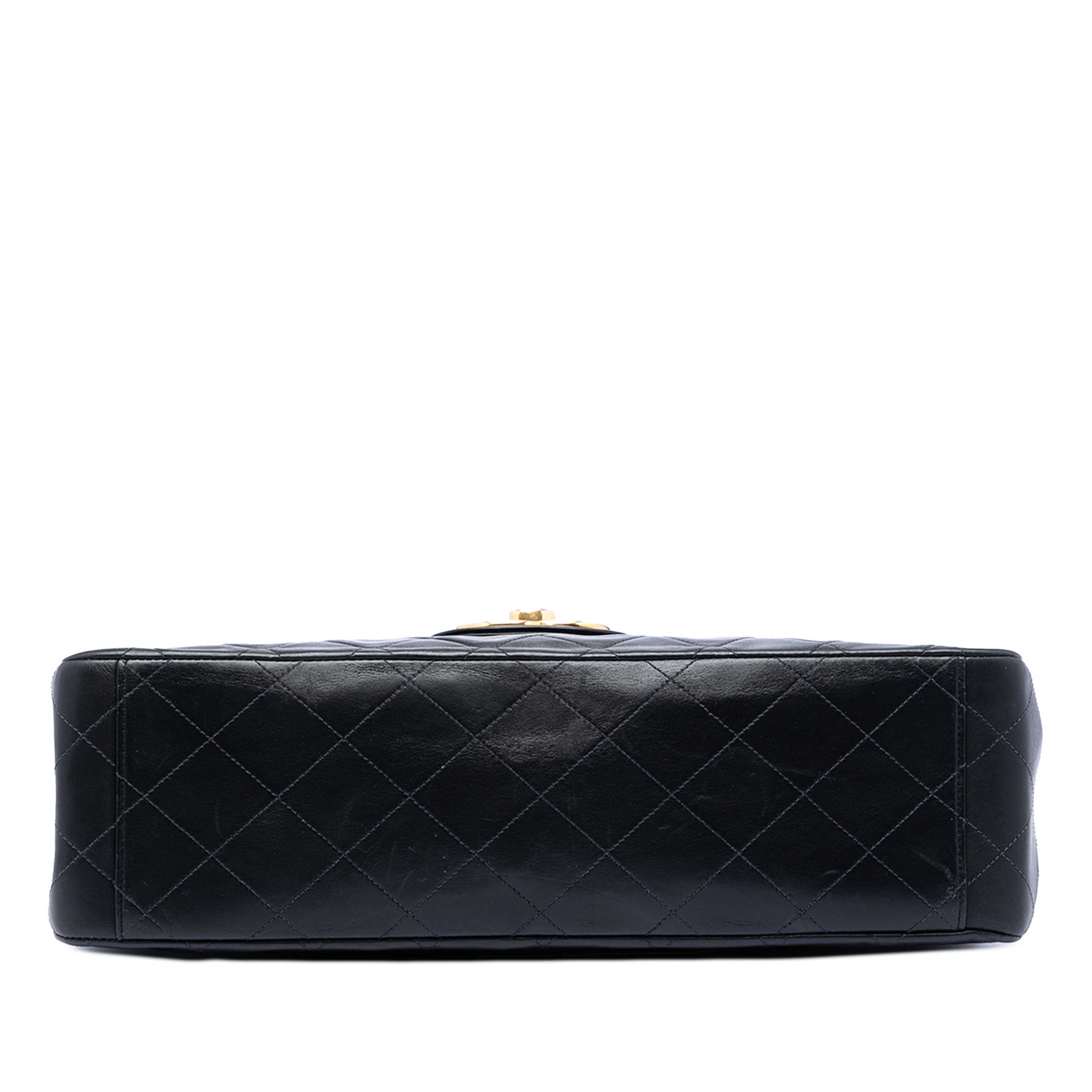 Chanel Maxi Xl Classic Lambskin Single Flap, från Luxclusif, i färgen black. Klicka för att öppna bilden i stort format