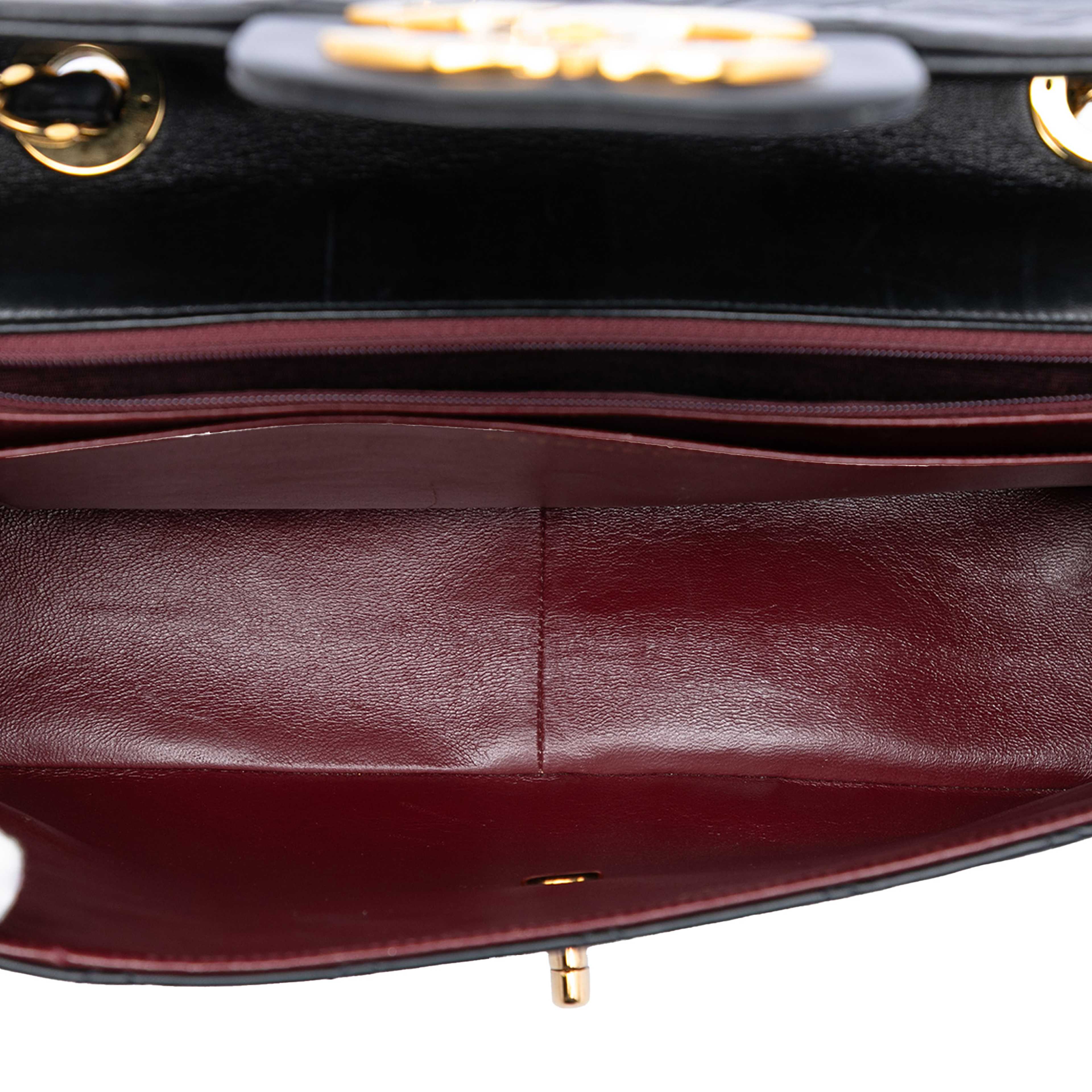 Chanel Maxi Xl Classic Lambskin Single Flap, från Luxclusif, i färgen black. Klicka för att öppna bilden i stort format