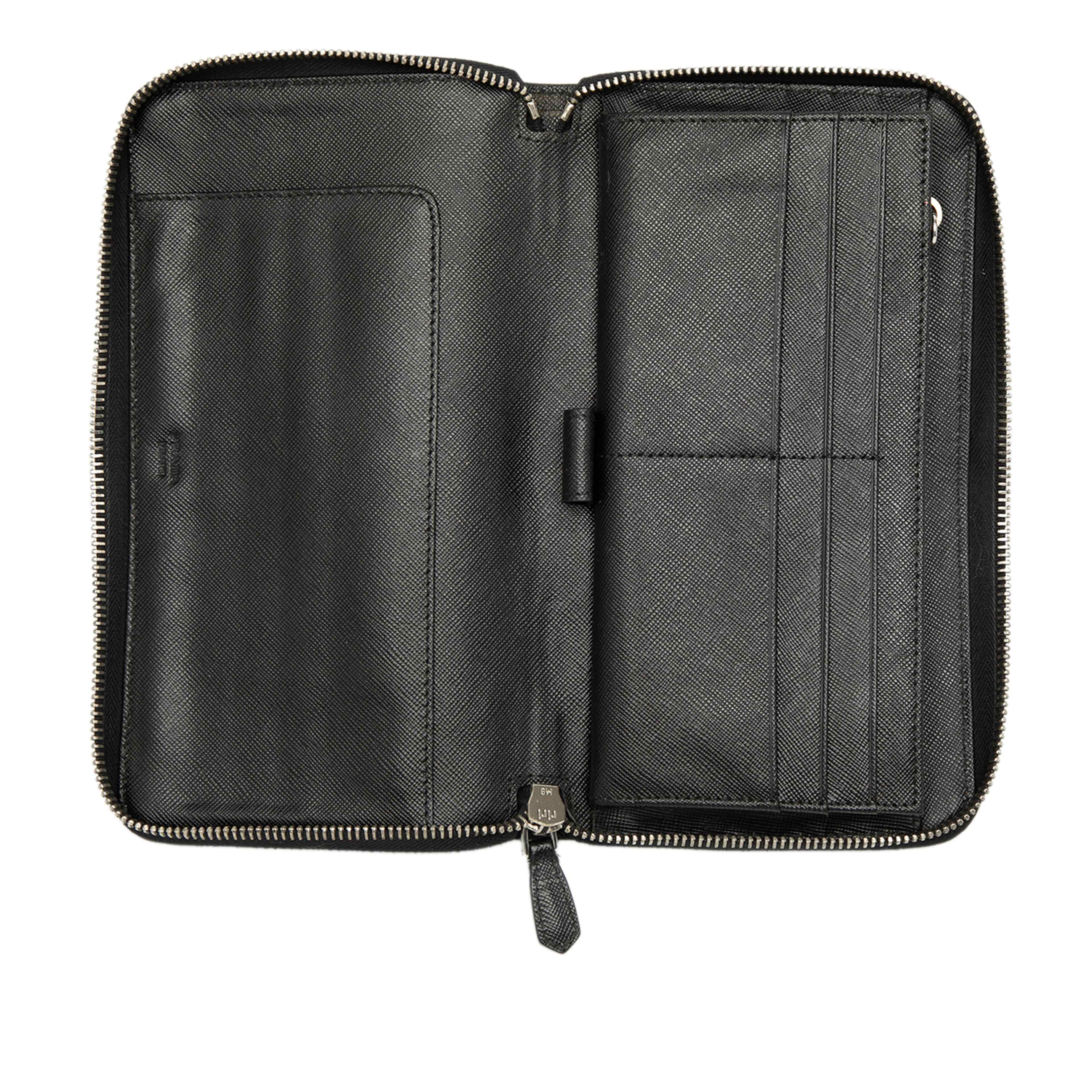 Prada Saffiano Zip Around Travel Wallet, från Luxclusif, i färgen svart. Klicka för att öppna bilden i stort format