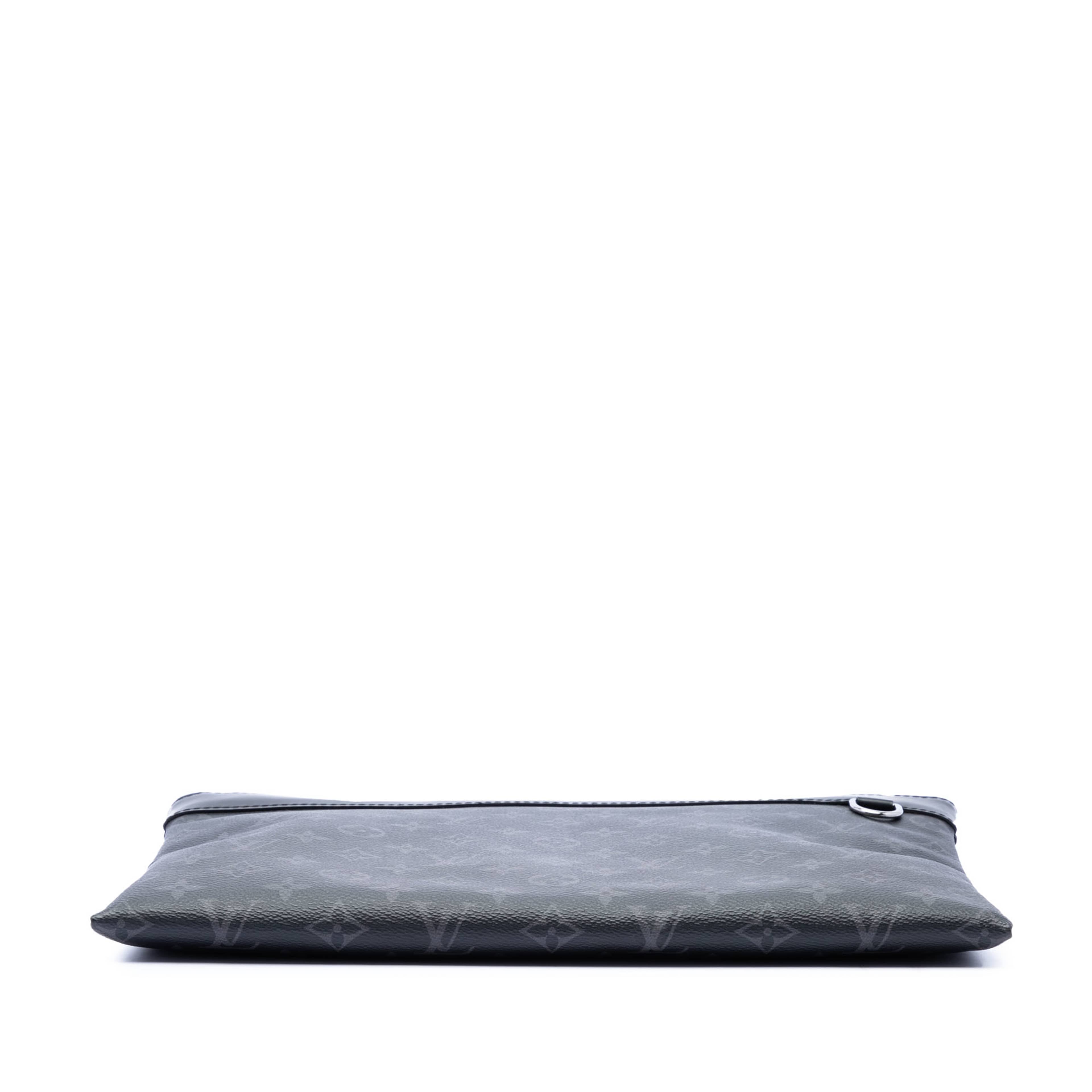 Louis Vuitton Monogram Eclipse Discovery Pochette Gm, från Luxclusif, i färgen svart. Klicka för att öppna bilden i stort format