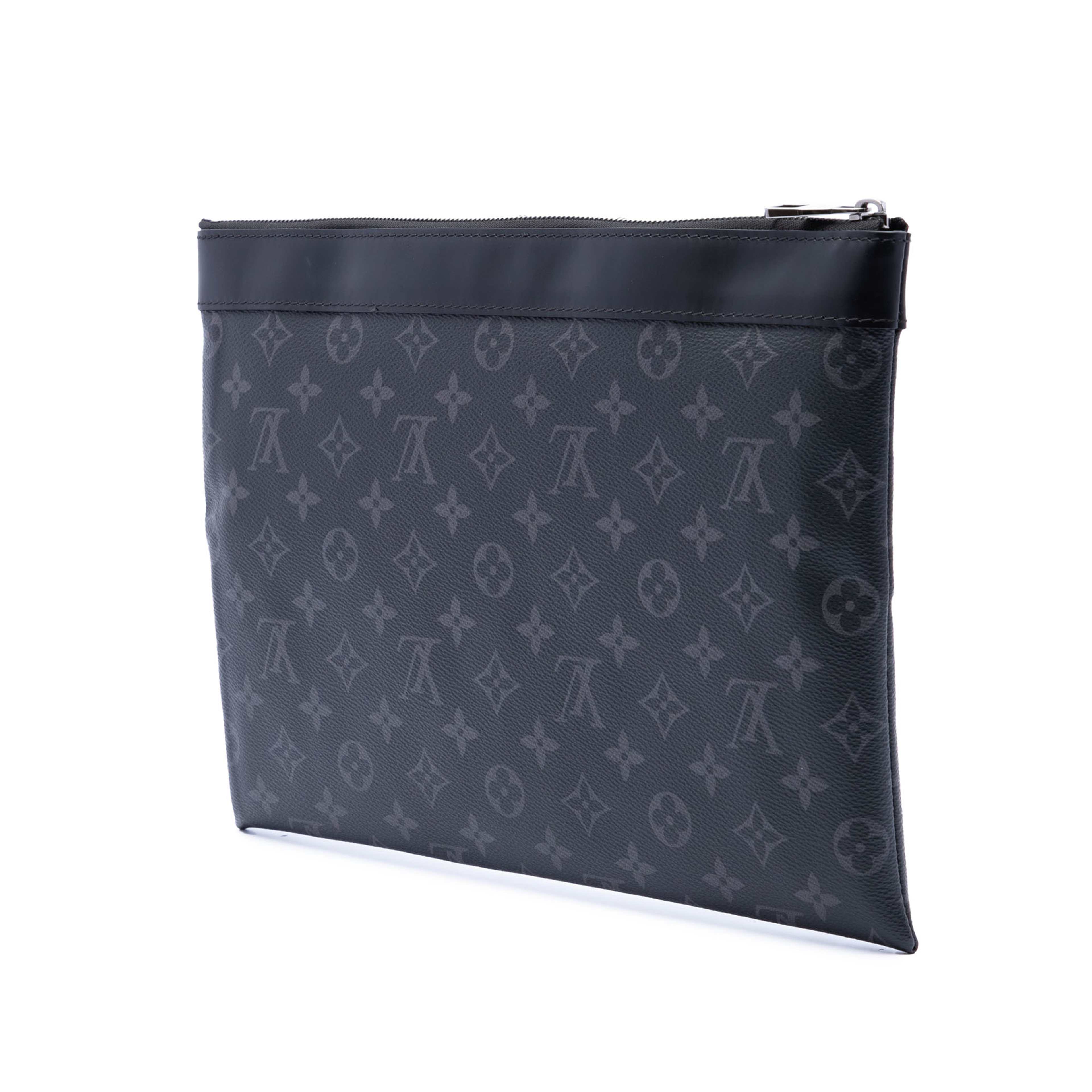 Louis Vuitton Monogram Eclipse Discovery Pochette Gm, från Luxclusif, i färgen black. Klicka för att öppna bilden i stort format